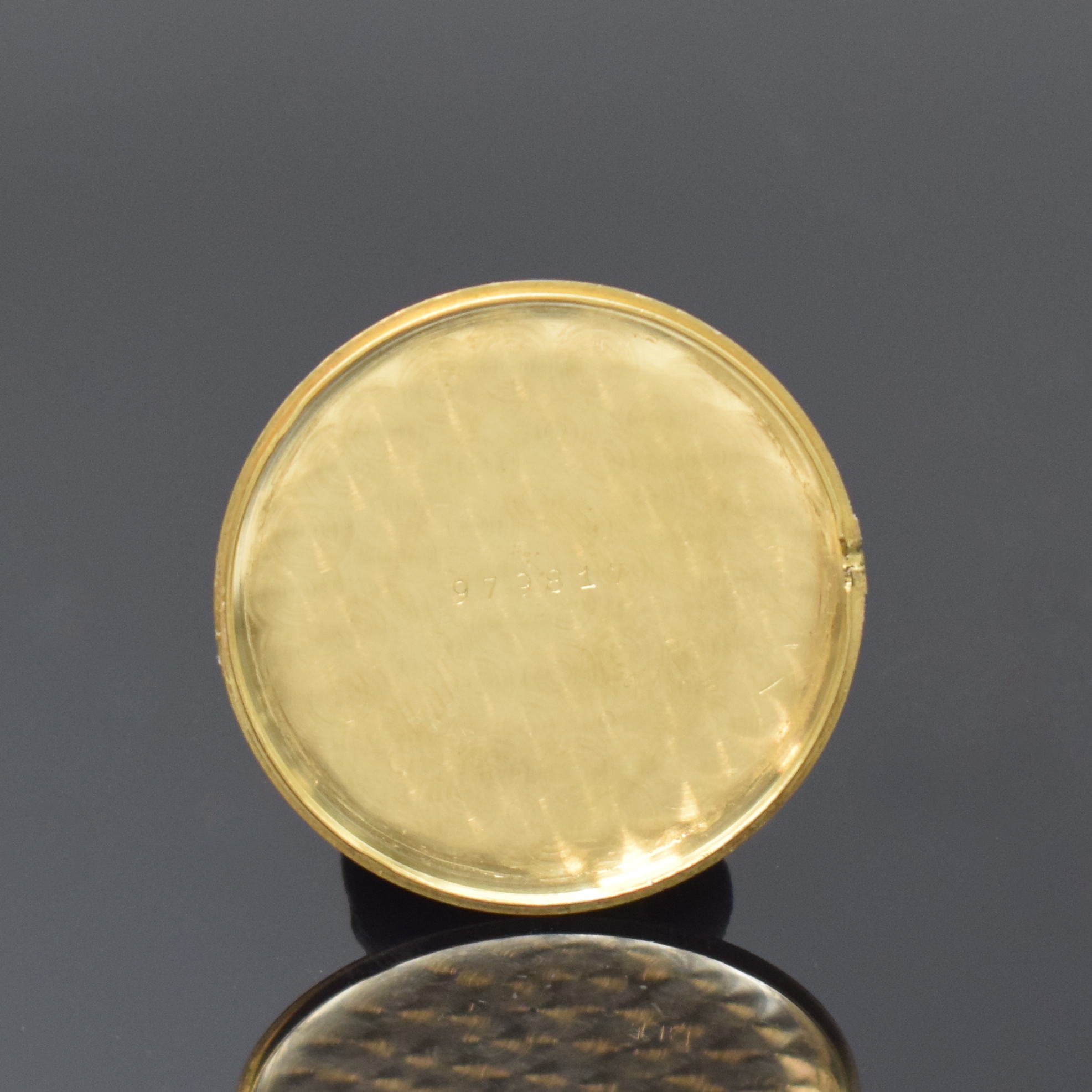 Detail e: BREITLING Herrenarmbanduhr in GG 750/000 Referenz 3306, Schweiz um 1964, Boden mit Widmungsgravur aufgedr., guill. u. verg. Bl. mit aufges. ...