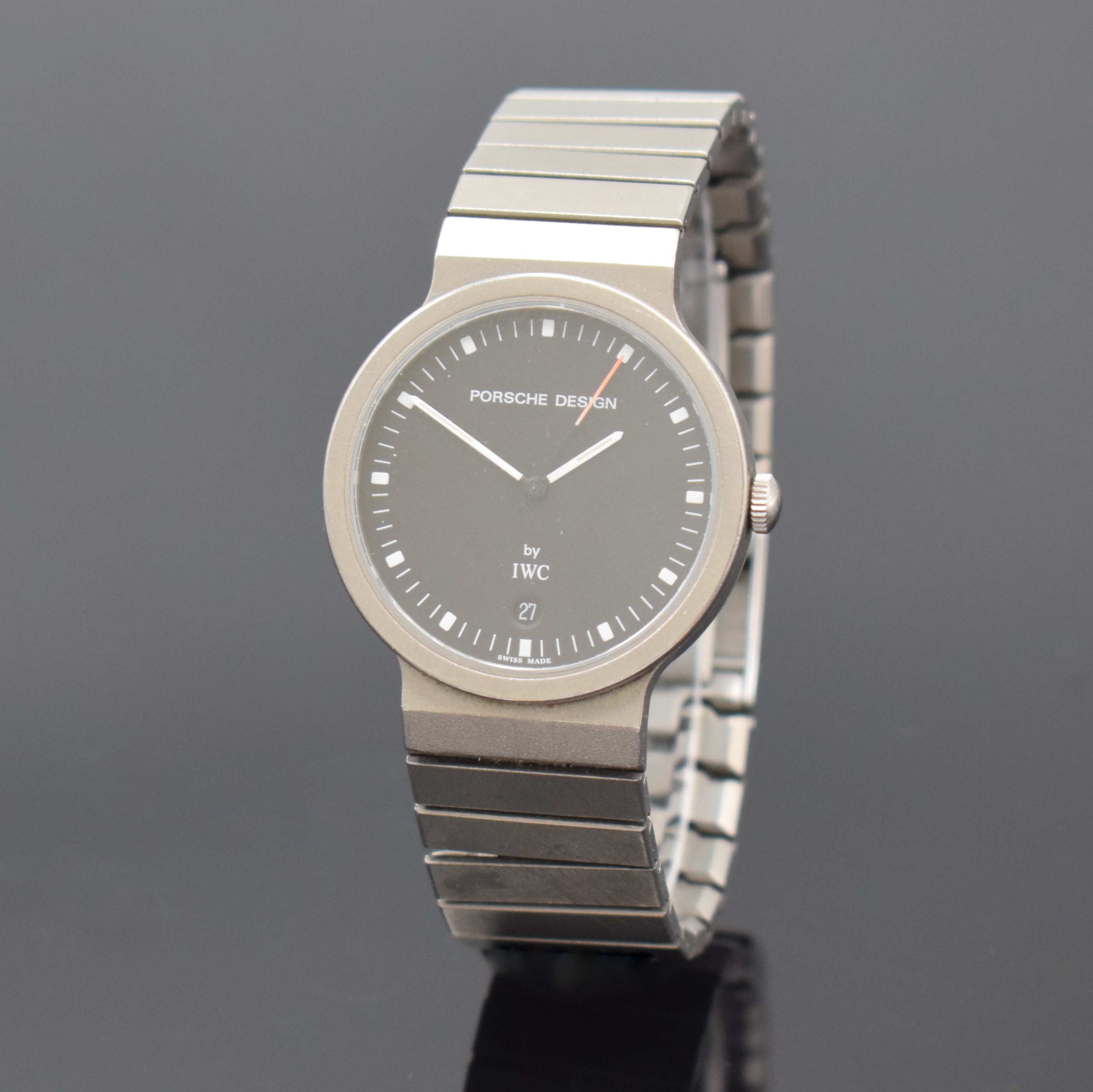 IWC Porsche Design Armbanduhr in Titan Referenz 3335, Schweiz um 1990, quarz, Titanband m. Faltschl., Boden verschr., Anz. v. Std., Min., Zentralsek. ...