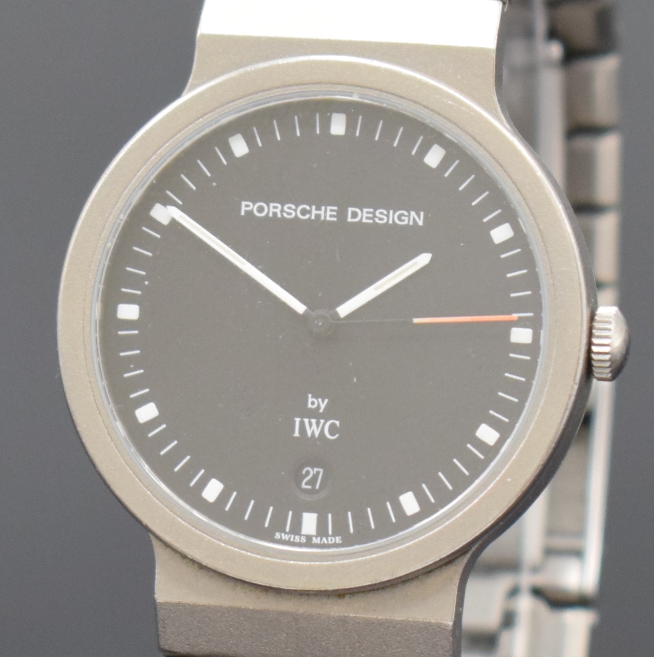 Detail a: IWC Porsche Design Armbanduhr in Titan Referenz 3335, Schweiz um 1990, quarz, Titanband m. Faltschl., Boden verschr., Anz. v. Std., Min., Zentralsek. ...