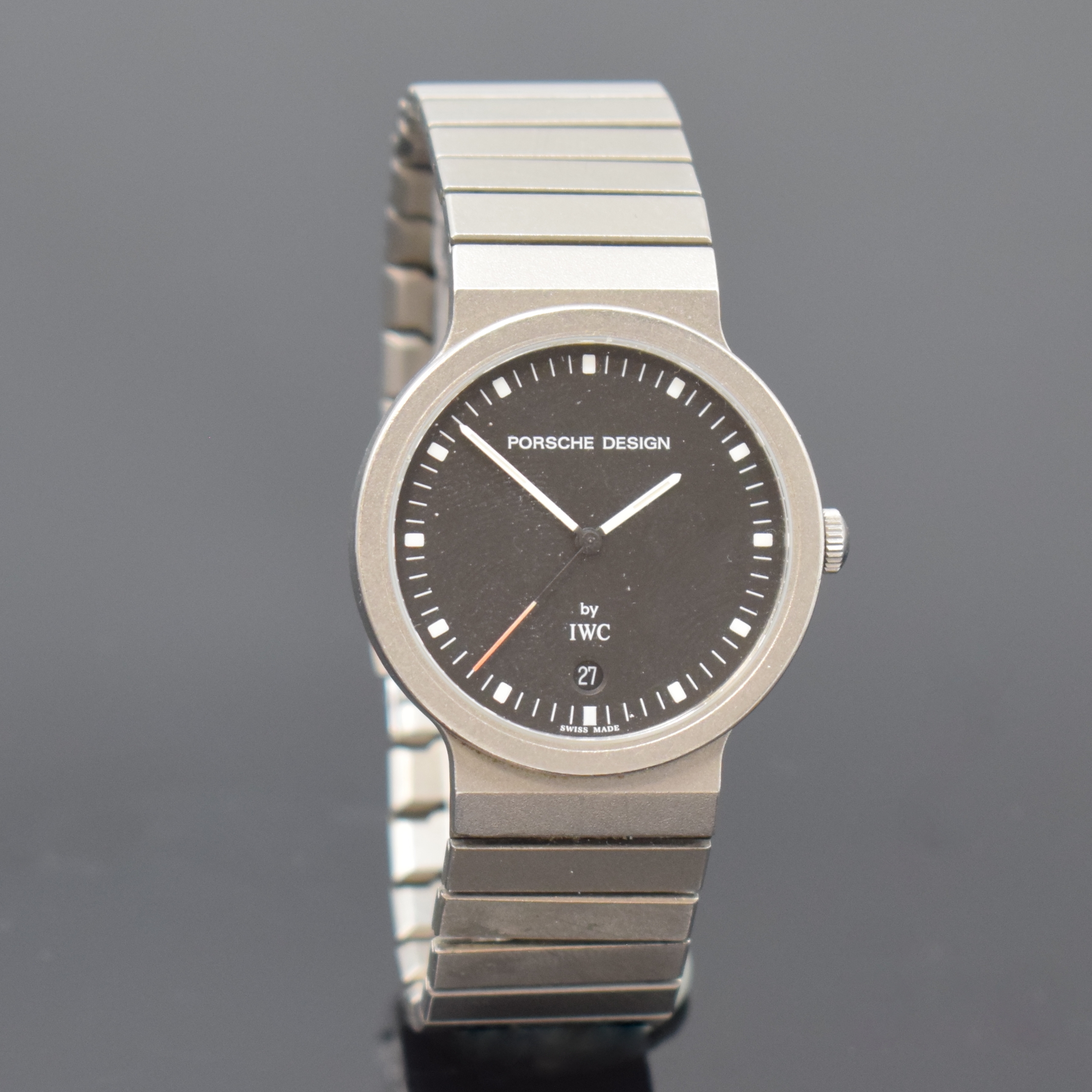 Detail b: IWC Porsche Design Armbanduhr in Titan Referenz 3335, Schweiz um 1990, quarz, Titanband m. Faltschl., Boden verschr., Anz. v. Std., Min., Zentralsek. ...