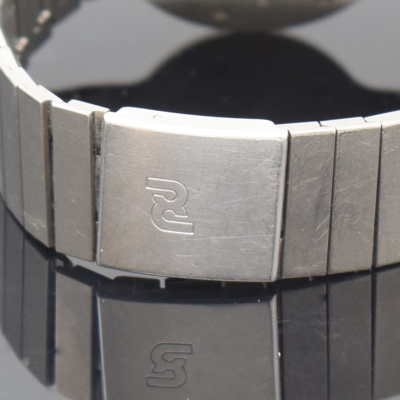 Detail d: IWC Porsche Design Armbanduhr in Titan Referenz 3335, Schweiz um 1990, quarz, Titanband m. Faltschl., Boden verschr., Anz. v. Std., Min., Zentralsek. ...