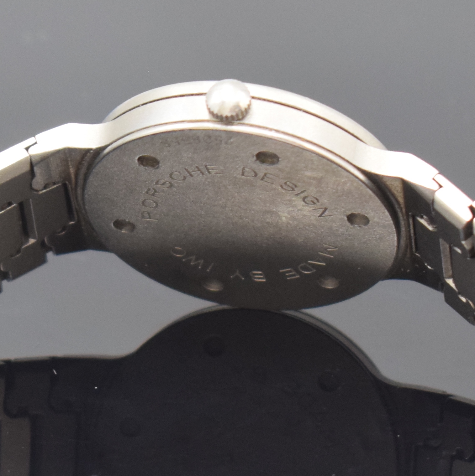 Detail e: IWC Porsche Design Armbanduhr in Titan Referenz 3335, Schweiz um 1990, quarz, Titanband m. Faltschl., Boden verschr., Anz. v. Std., Min., Zentralsek. ...
