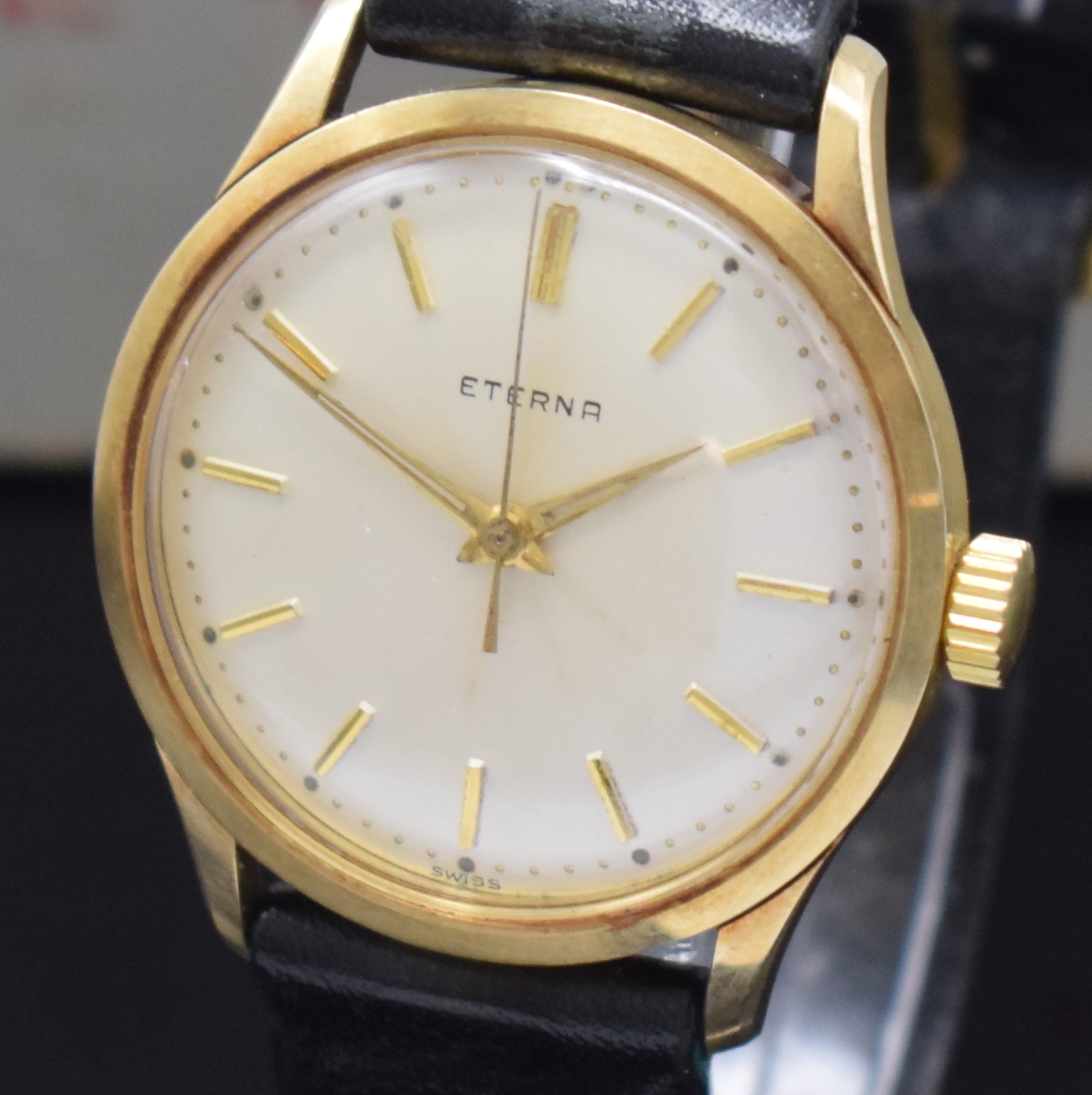 Detail a: ETERNA Herrenarmbanduhr in GG 585/000, Handaufzug, Schweiz um 1960, Boden m. Widmungsgravur verschr., orig. Lederband m. verg. orig. Dornschl., silb. ...
