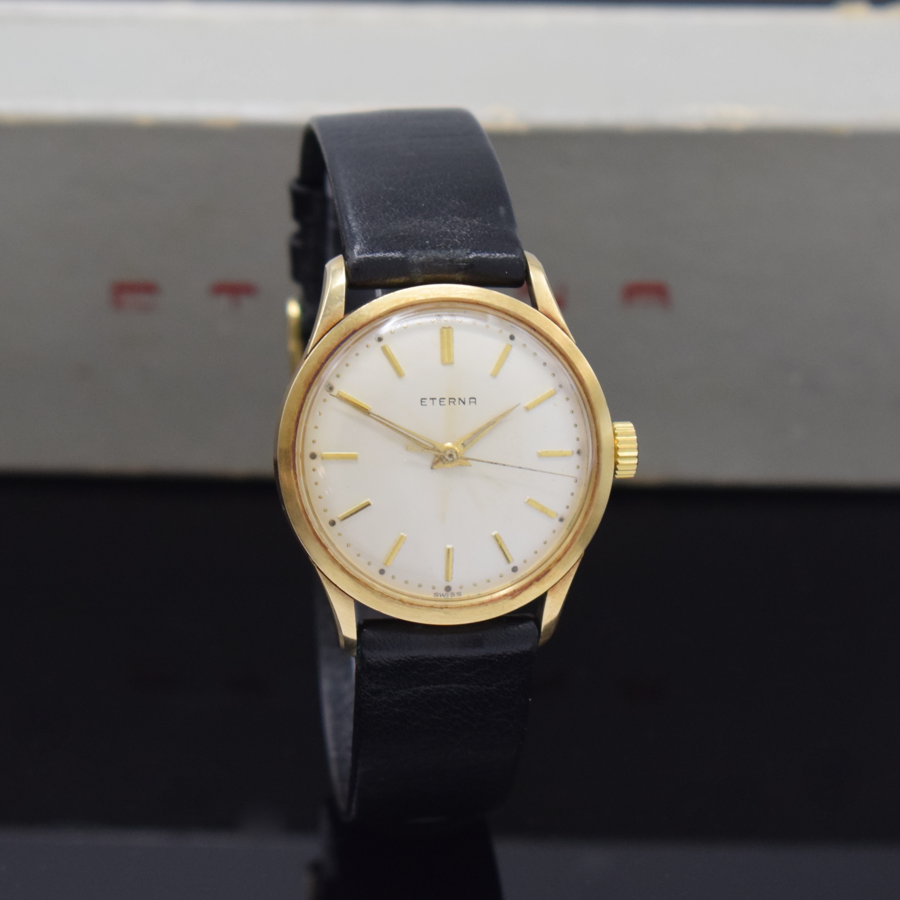 Detail b: ETERNA Herrenarmbanduhr in GG 585/000, Handaufzug, Schweiz um 1960, Boden m. Widmungsgravur verschr., orig. Lederband m. verg. orig. Dornschl., silb. ...