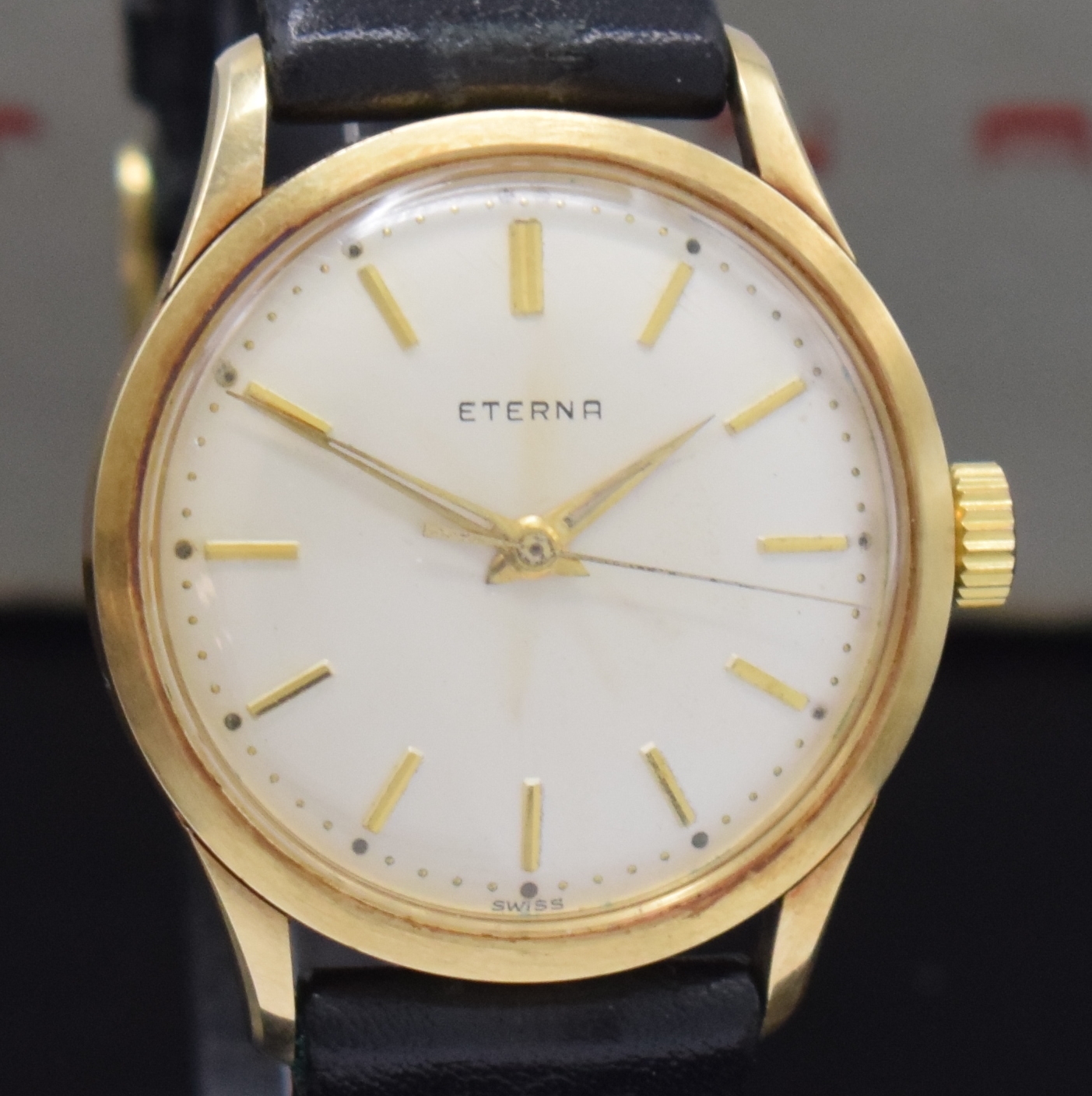 Detail c: ETERNA Herrenarmbanduhr in GG 585/000, Handaufzug, Schweiz um 1960, Boden m. Widmungsgravur verschr., orig. Lederband m. verg. orig. Dornschl., silb. ...