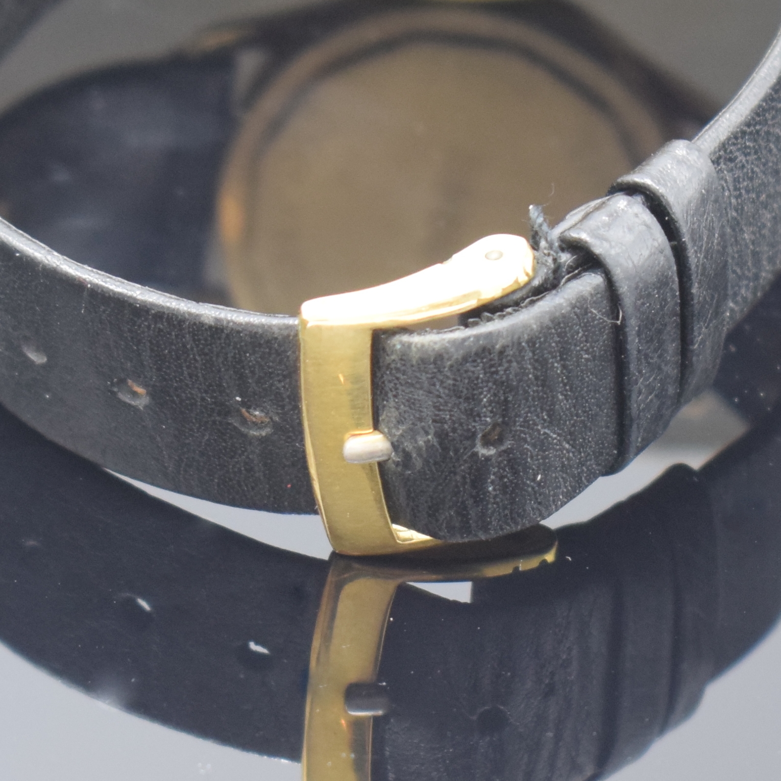 Detail d: ETERNA Herrenarmbanduhr in GG 585/000, Handaufzug, Schweiz um 1960, Boden m. Widmungsgravur verschr., orig. Lederband m. verg. orig. Dornschl., silb. ...