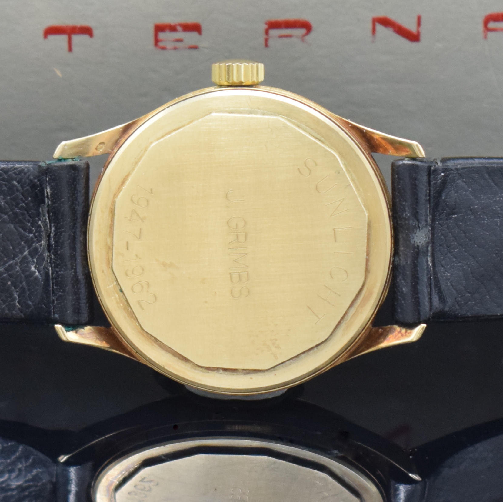 Detail f: ETERNA Herrenarmbanduhr in GG 585/000, Handaufzug, Schweiz um 1960, Boden m. Widmungsgravur verschr., orig. Lederband m. verg. orig. Dornschl., silb. ...