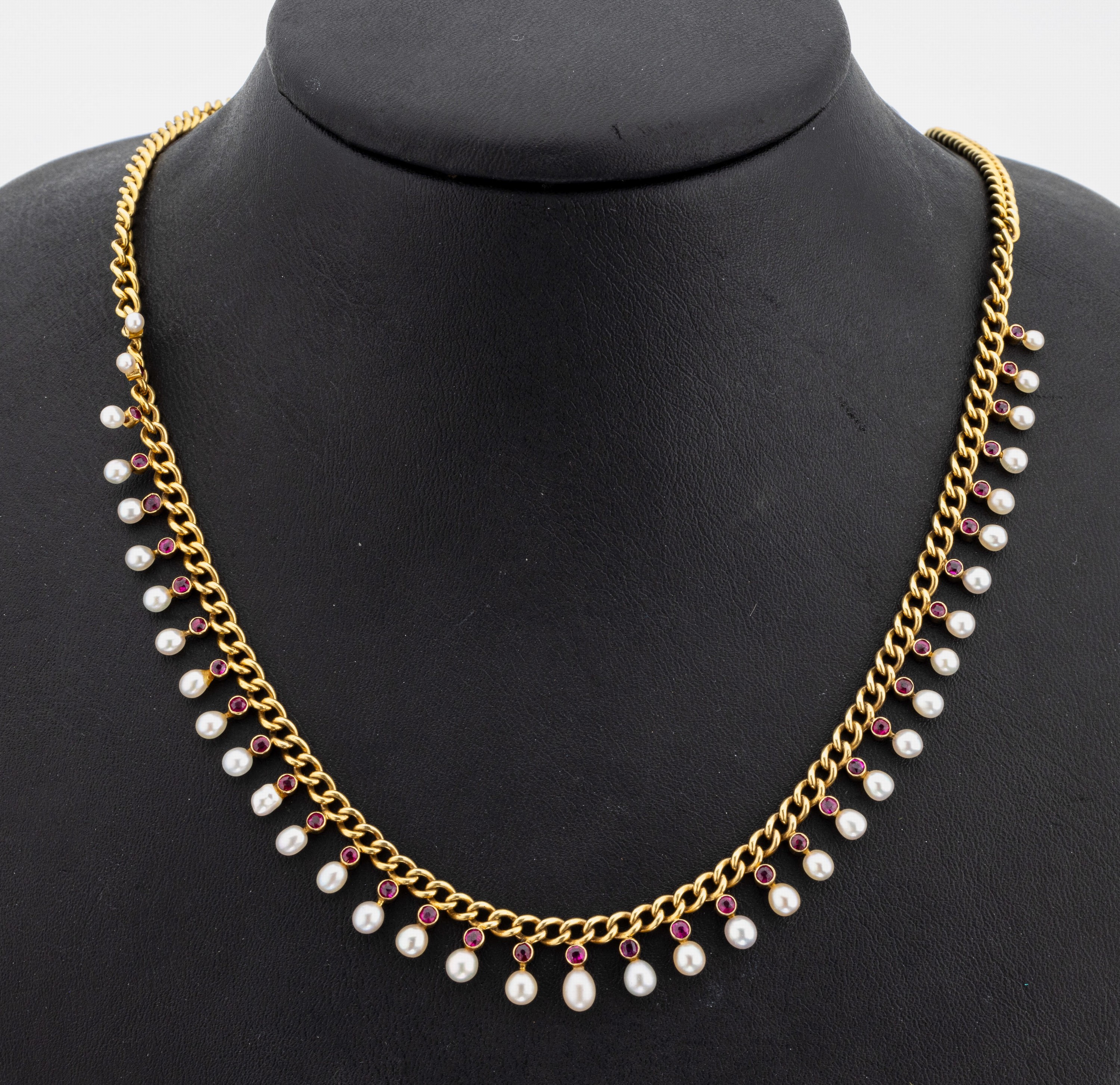 18 kt Gold Rubin-Zuchtperl-Collier, GG 750/000, 37 kleine Rubine in Zargenfassung jew. mit kleinen Zuchtperle als Abschluss, D. ca. 3.4 - 1.5 mm ...