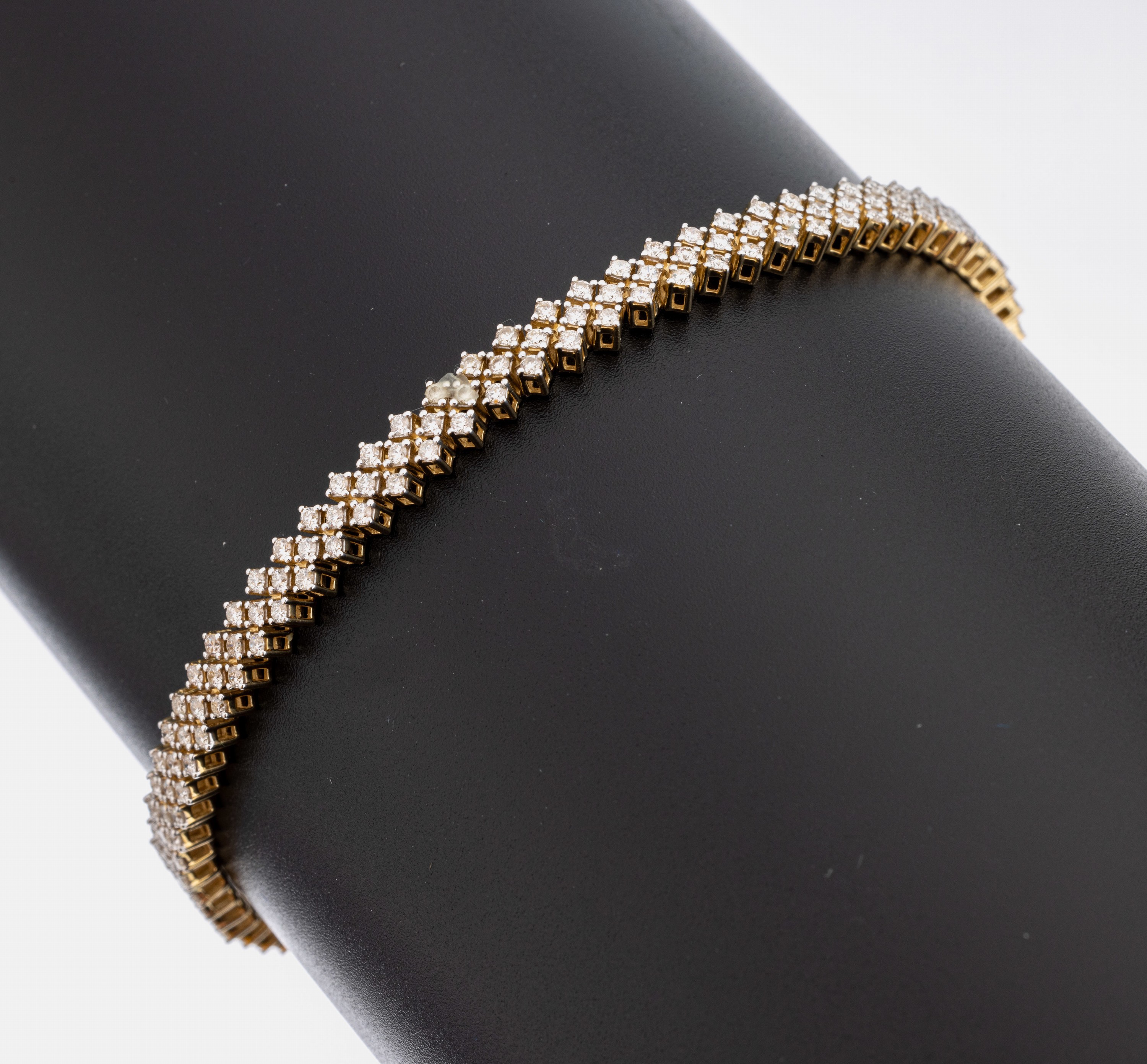 14 kt Gold Brillant-Armband, GG 585/000, 3-reihig mit Brillanten zus. ca. 1.72 ct Weiß/si, ca. 11.4 g, L. ca. 20 cm, Kastenschloss mit ...