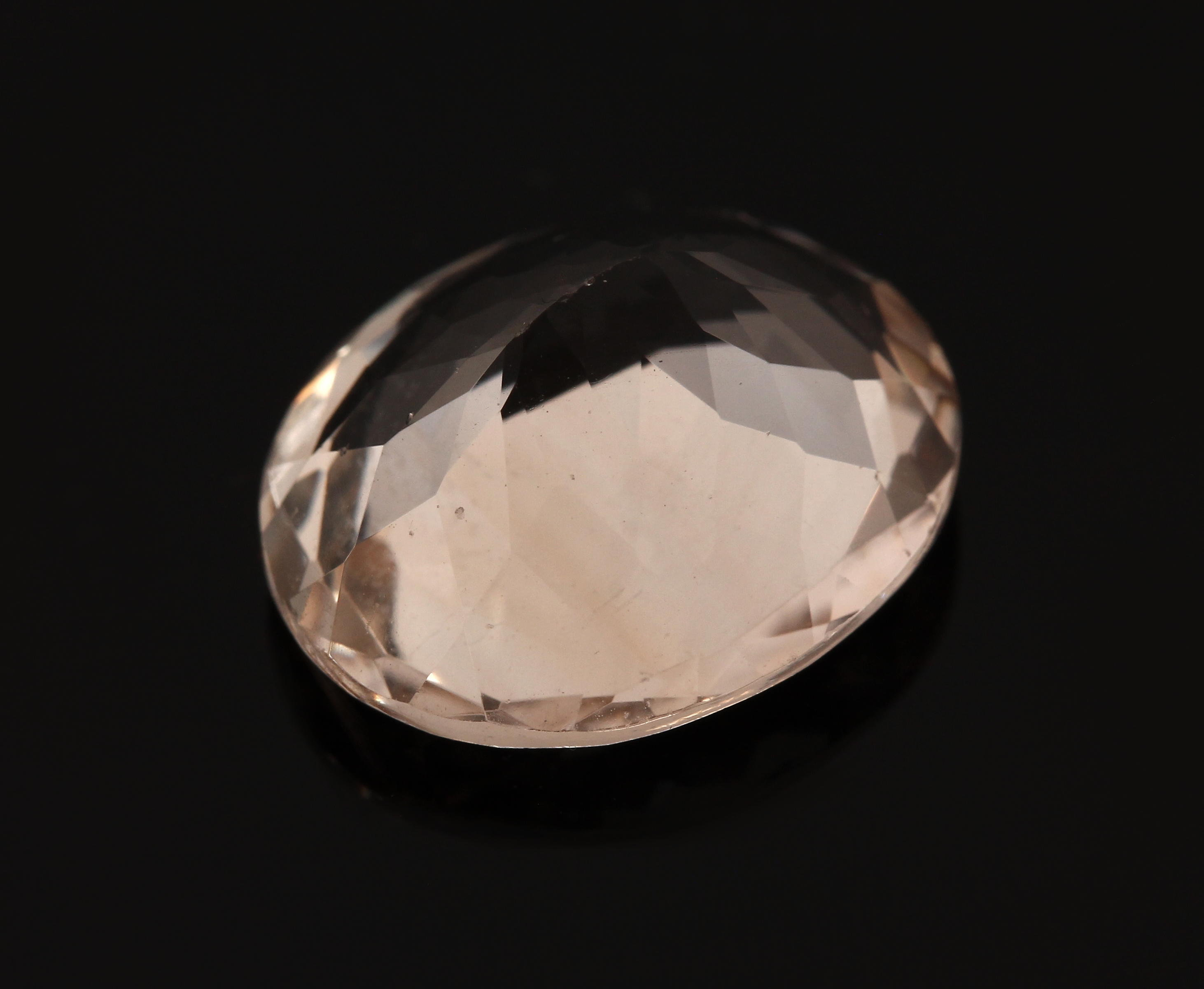 Detail a: Loser Imperial Topas, ca. 7.56 ct, ovalfacett.