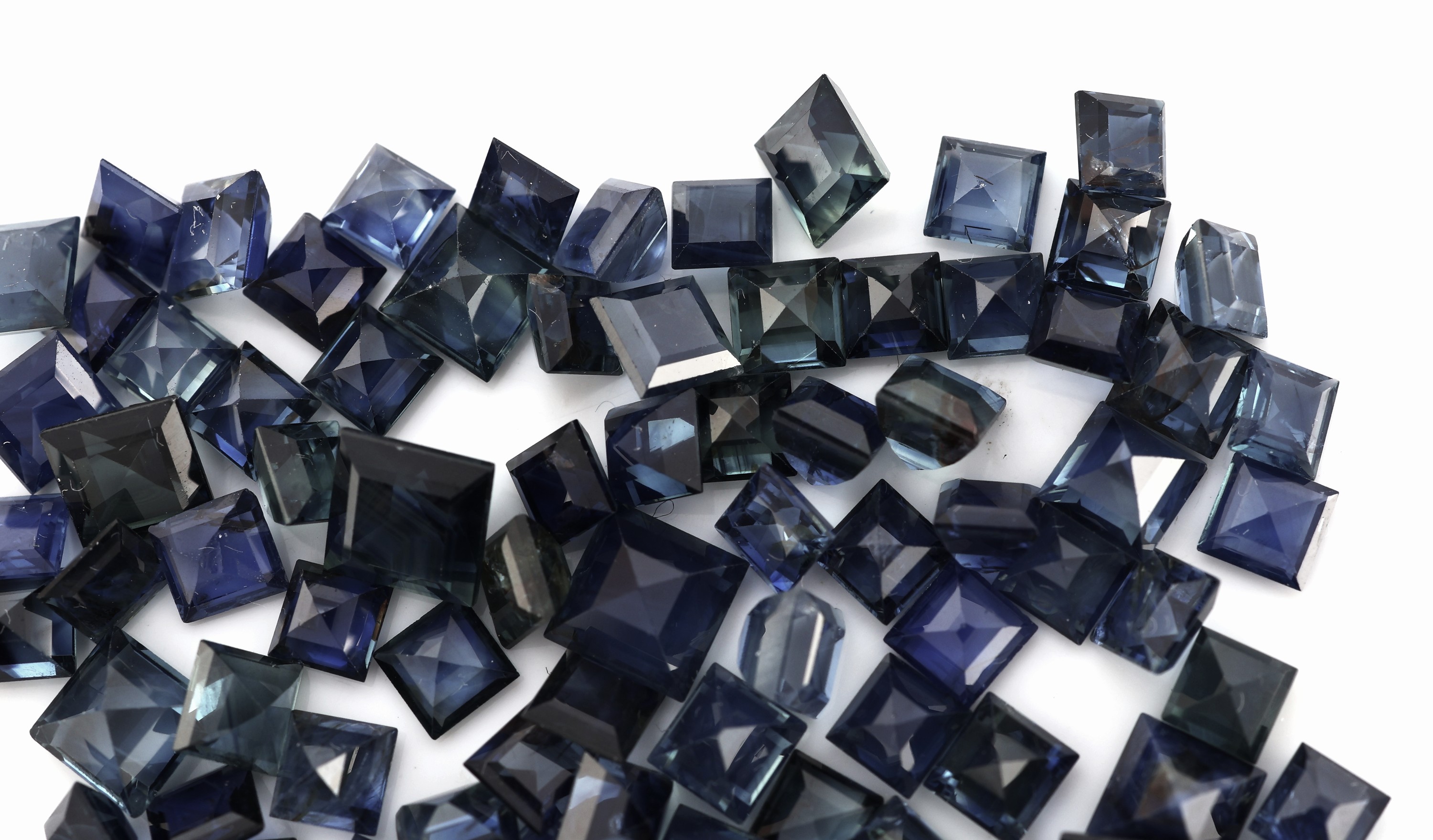 Detail a: Lot lose Saphire zus. ca. 20.27 ct, Carrees inversch. Größen und Farbnuancen, Ausfassware
