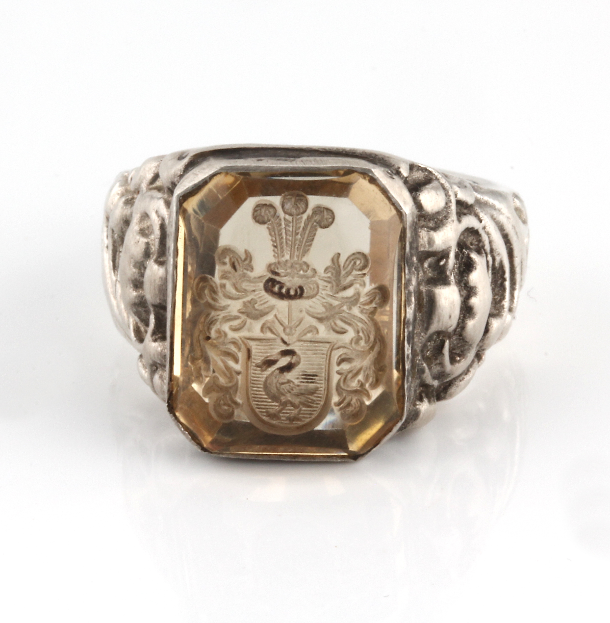 Detail a: Citrin-Siegelring, Silber gepr., facett. Citrin mit Intaglio, Darstellung eines Familienwappens, Ringschultern floral, RW 61, Siegelabdruck anbei