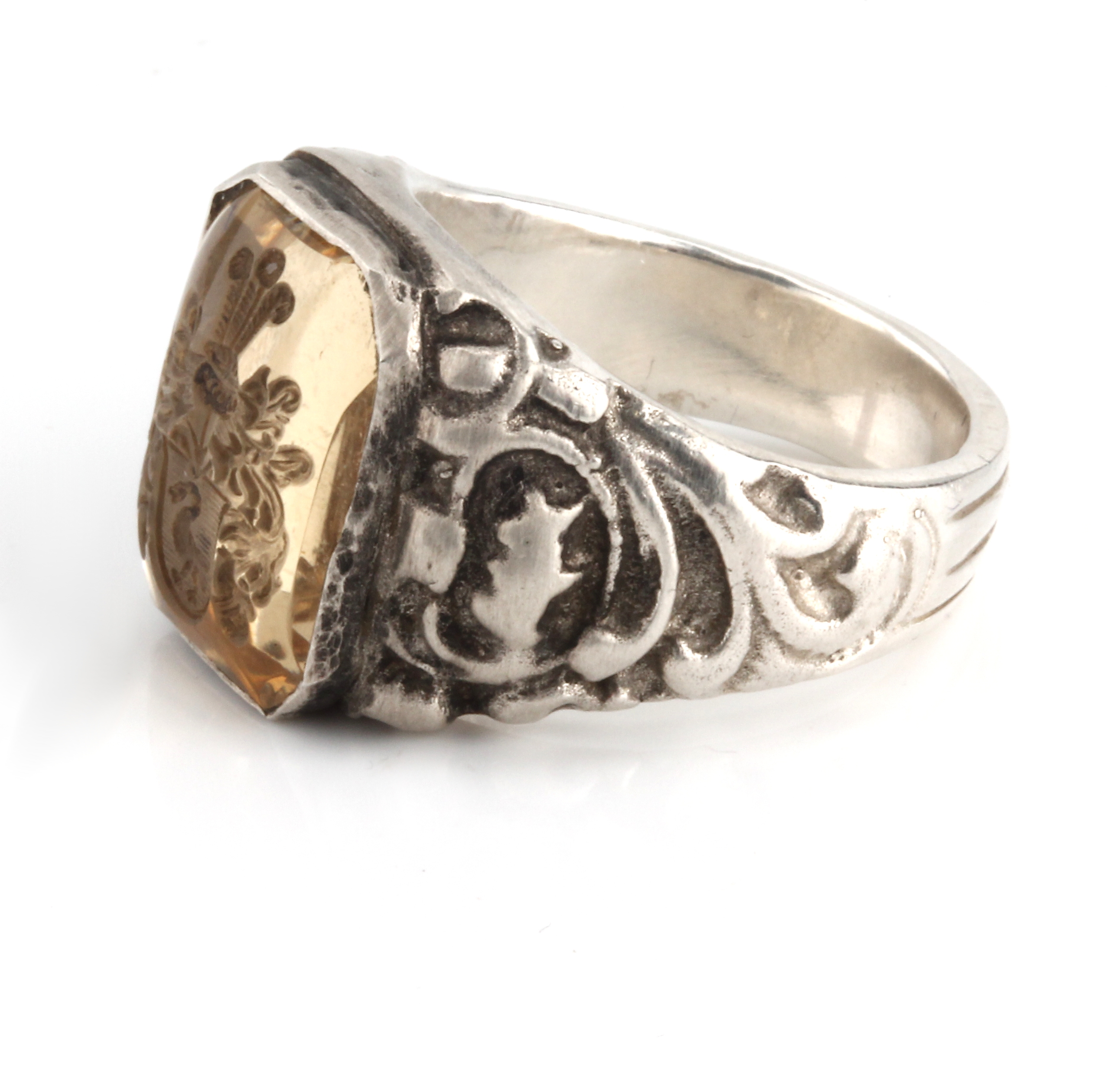 Detail b: Citrin-Siegelring, Silber gepr., facett. Citrin mit Intaglio, Darstellung eines Familienwappens, Ringschultern floral, RW 61, Siegelabdruck anbei
