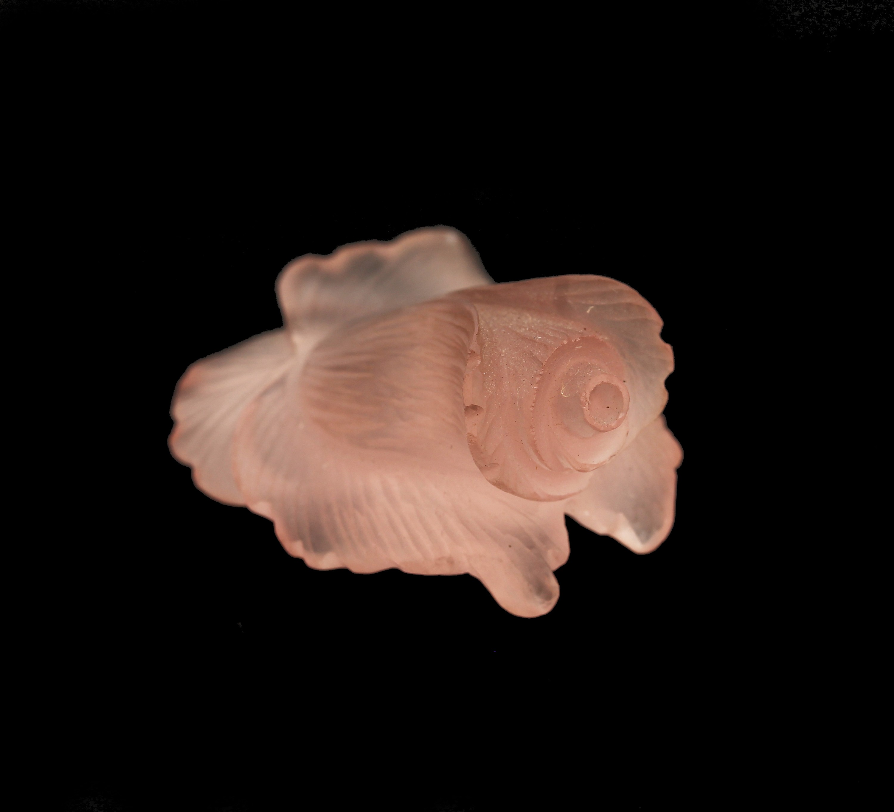 Rosenquarz-Blüte, feine aus einem Stück Rosenquarz geschnittene Blüte, Oberfl. sat., ca. 3.2 x 2.6 cm, feine Idar-Obersteiner Schleifarbeit