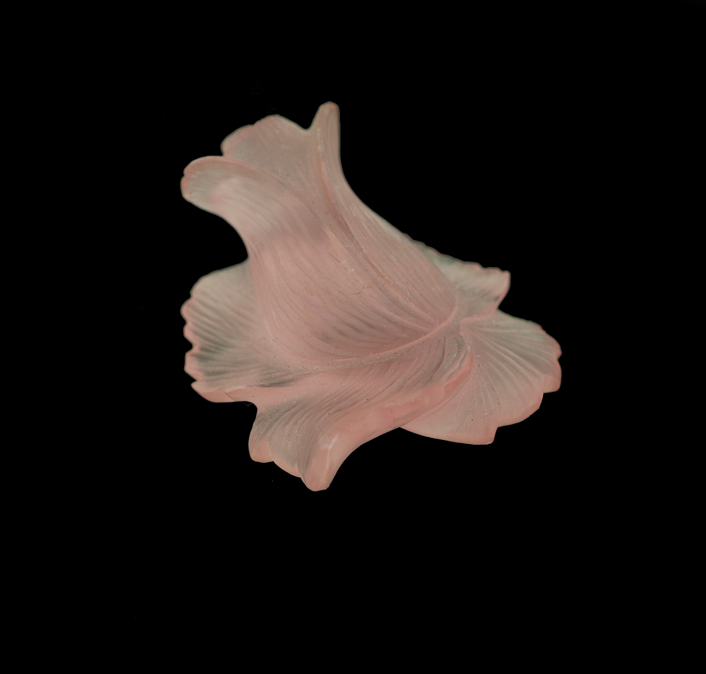 Detail c: Rosenquarz-Blüte, feine aus einem Stück Rosenquarz geschnittene Blüte, Oberfl. sat., ca. 3.2 x 2.6 cm, feine Idar-Obersteiner Schleifarbeit