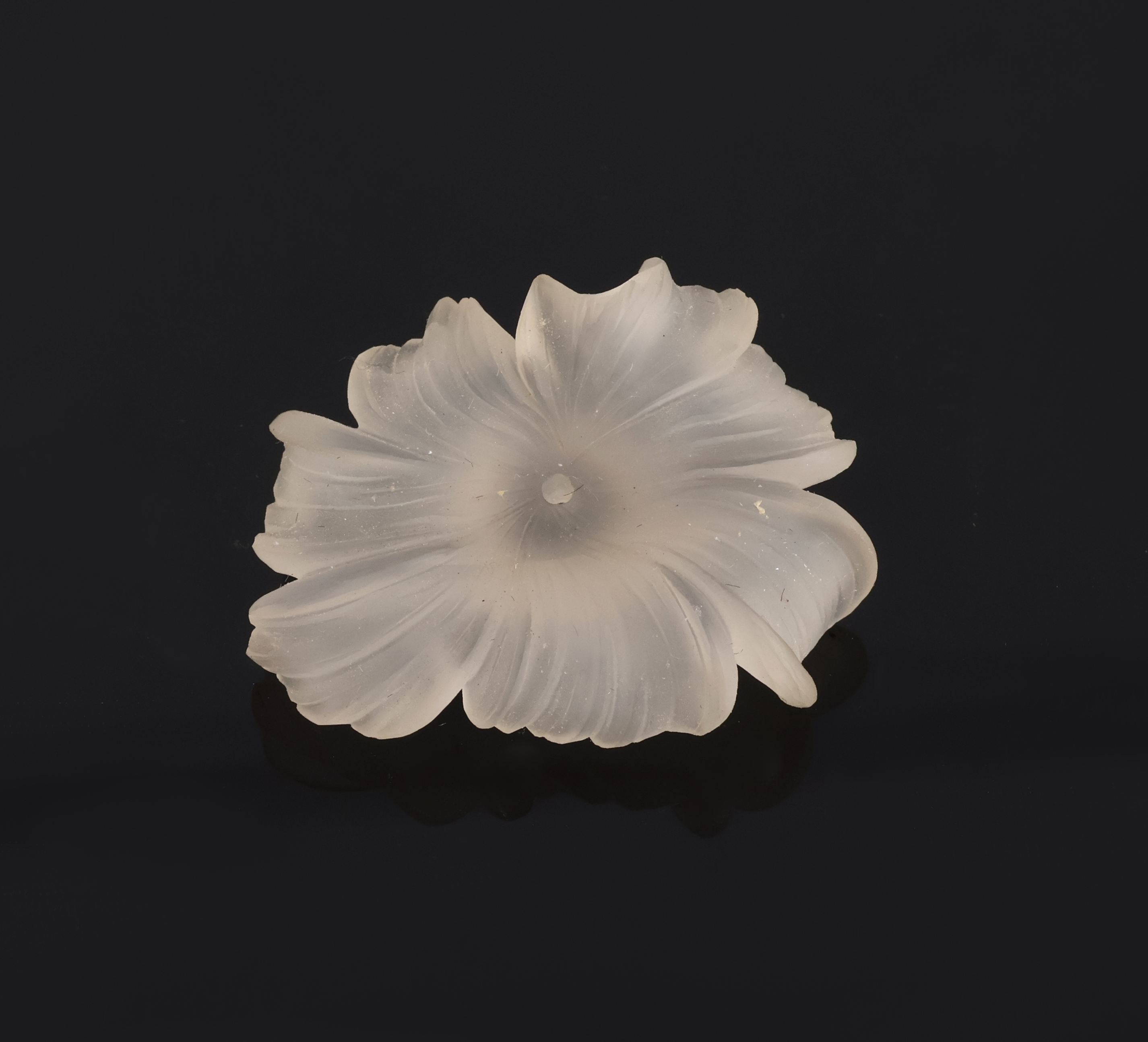 Bergkristall-Blüte, feine Blüte aus einem Stück Bergkristall geschnitten, Oberfläche sat., ca. 3.5 x 2.9 cm, feine Idar-ObersteinerSchleifarbeit