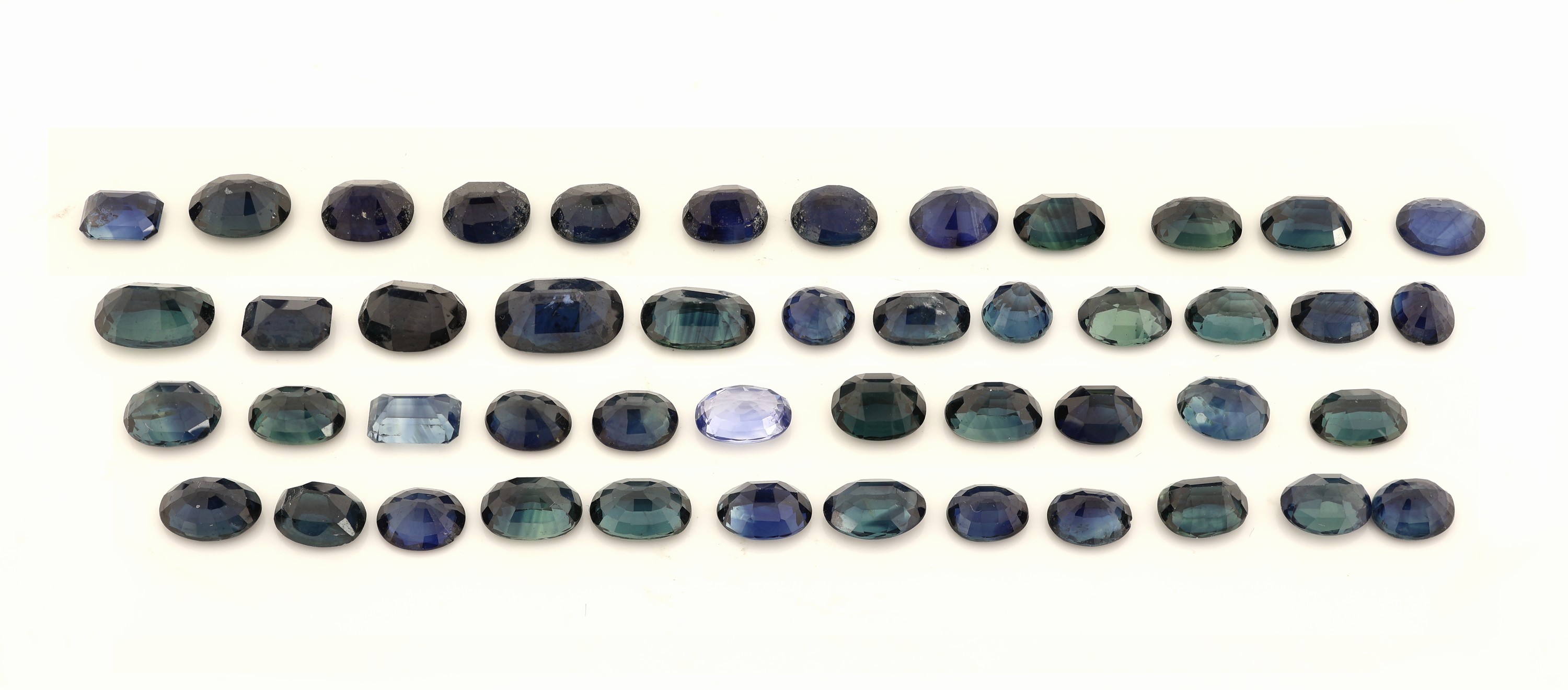 Detail a: Lot lose Saphire, zus. ca. 32.36 ct, überwiegend ovalfacett., einige im Treppenschliff, Ausfassware, versch. Größen und Farbnuancen
