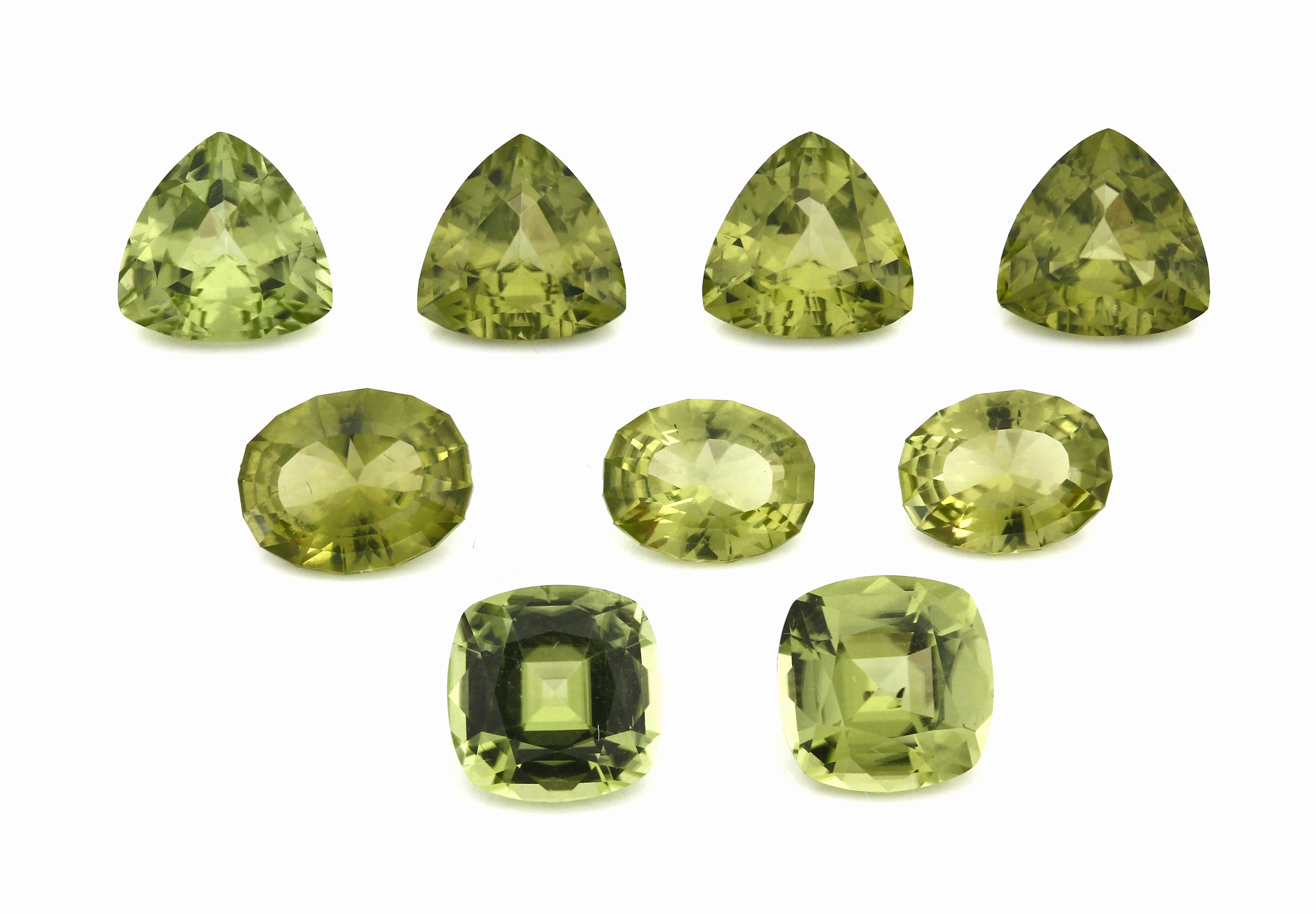 Lot 9 lose Peridots zus. ca. 14.50 ct; 2 x im Kissenschliff zus. ca. 3.54 ct; 3 x ovalfacett. zus. ca. 3.89 ct; 4 x facett. Triangel zus. ca. 7.10 ct