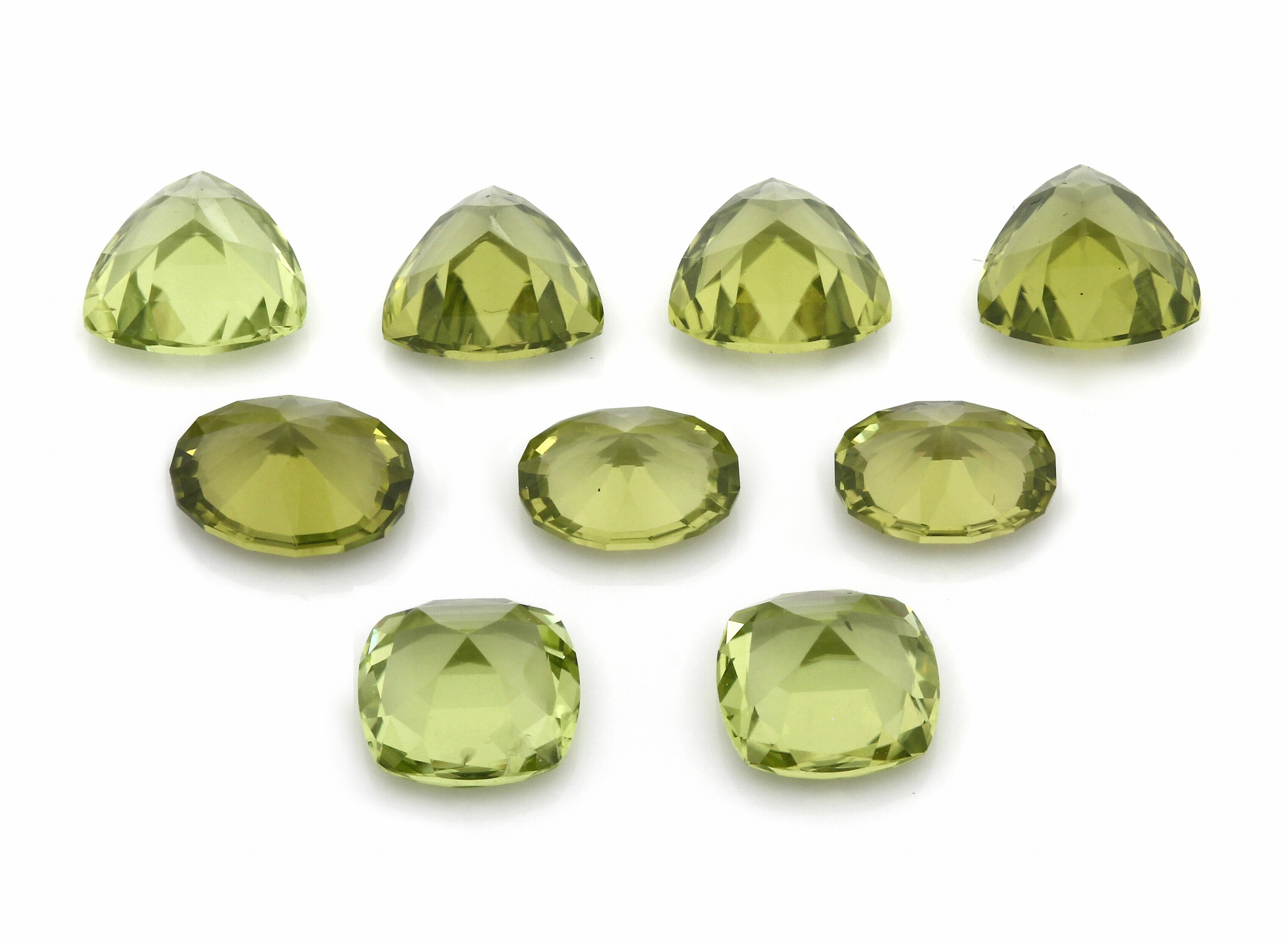 Detail a: Lot 9 lose Peridots zus. ca. 14.50 ct; 2 x im Kissenschliff zus. ca. 3.54 ct; 3 x ovalfacett. zus. ca. 3.89 ct; 4 x facett. Triangel zus. ca. 7.10 ct