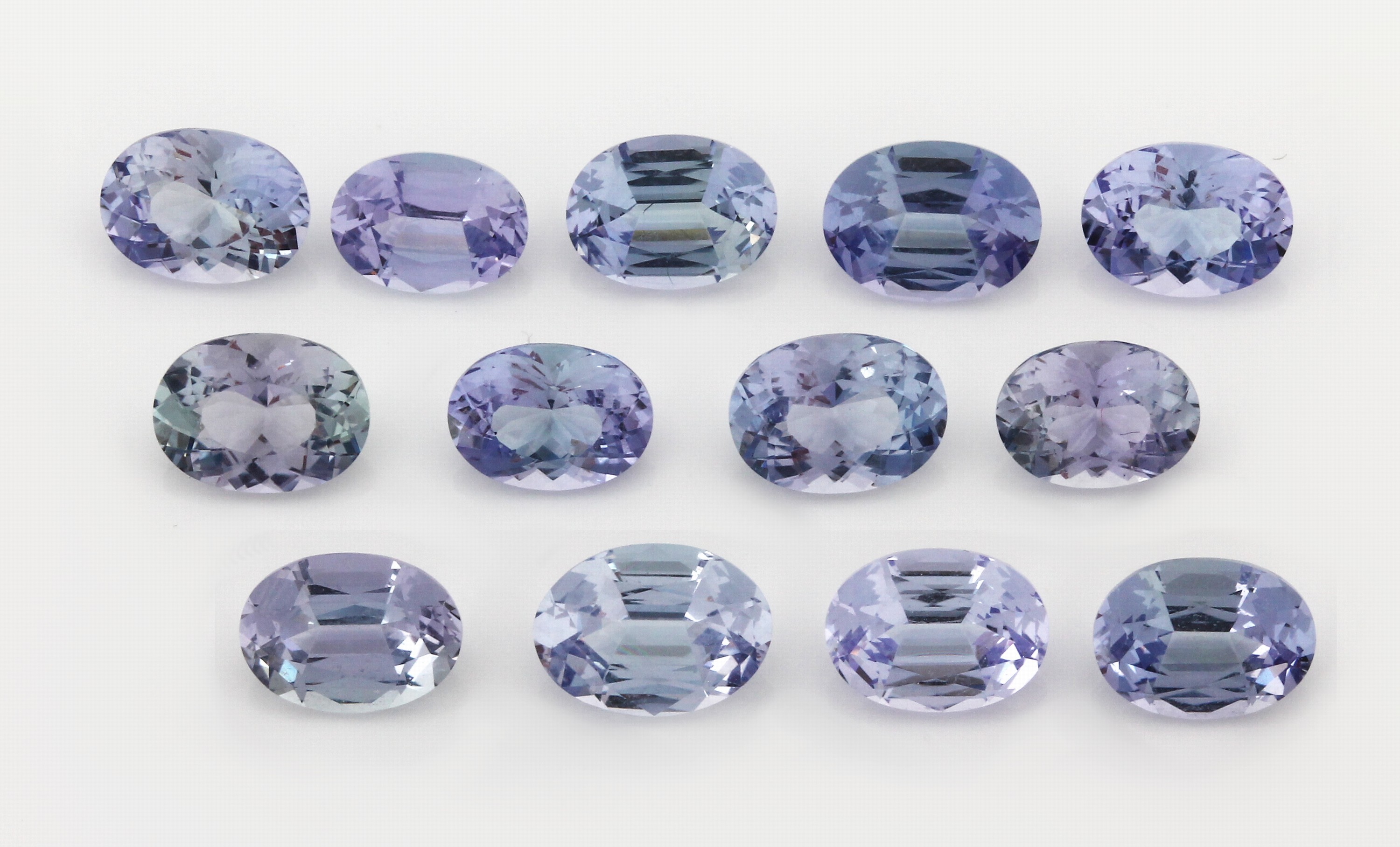 Lot 13 ovalfacett. lose Tansanite, zus. ca. 13.9 ct
