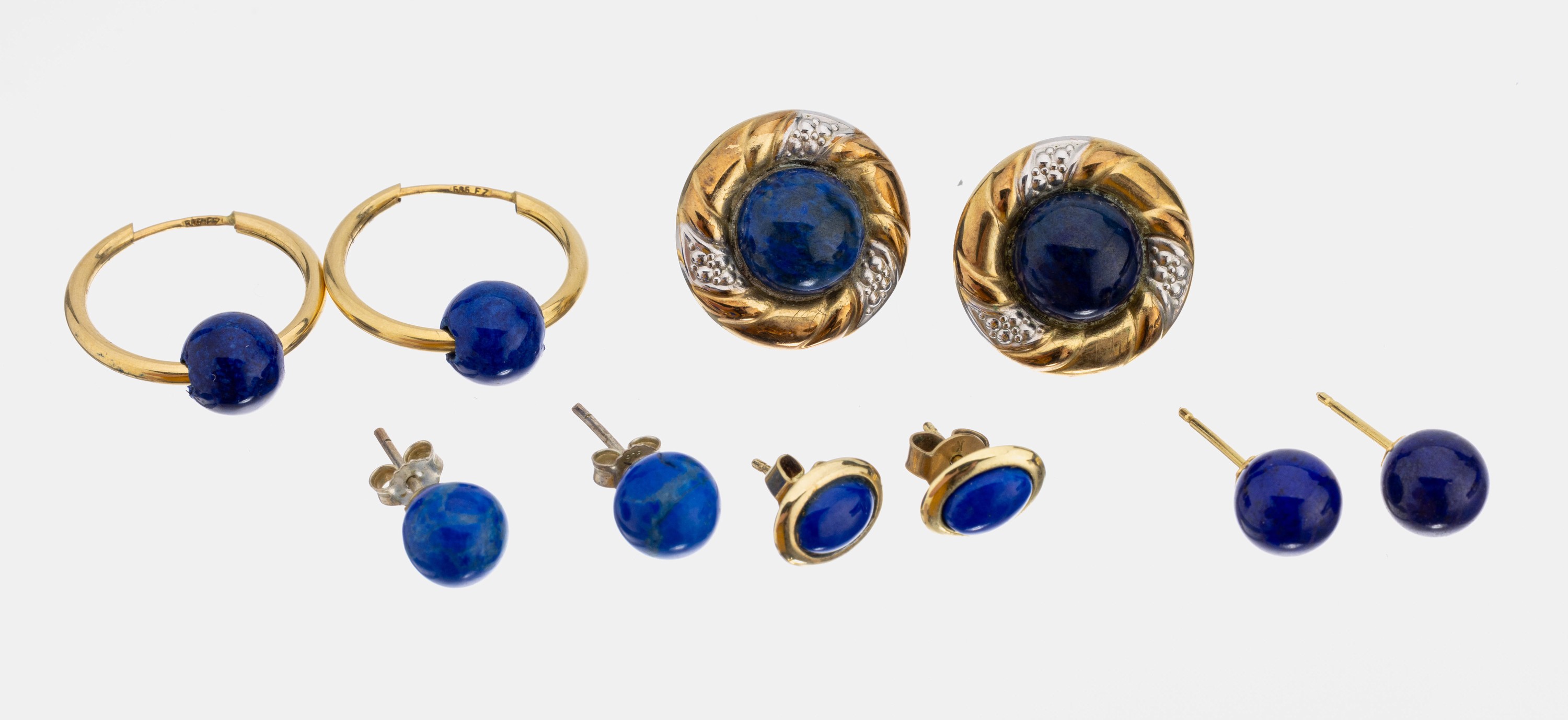 Konvolut 5 Paar Lapislazuli-Ohrstecker, best. aus: 1 Paar Creolen, GG 585/000, D. ca. 2 cm, mit Kugel-Einhänger, 1 x GG 333/000 gepr., mit rhod. ...