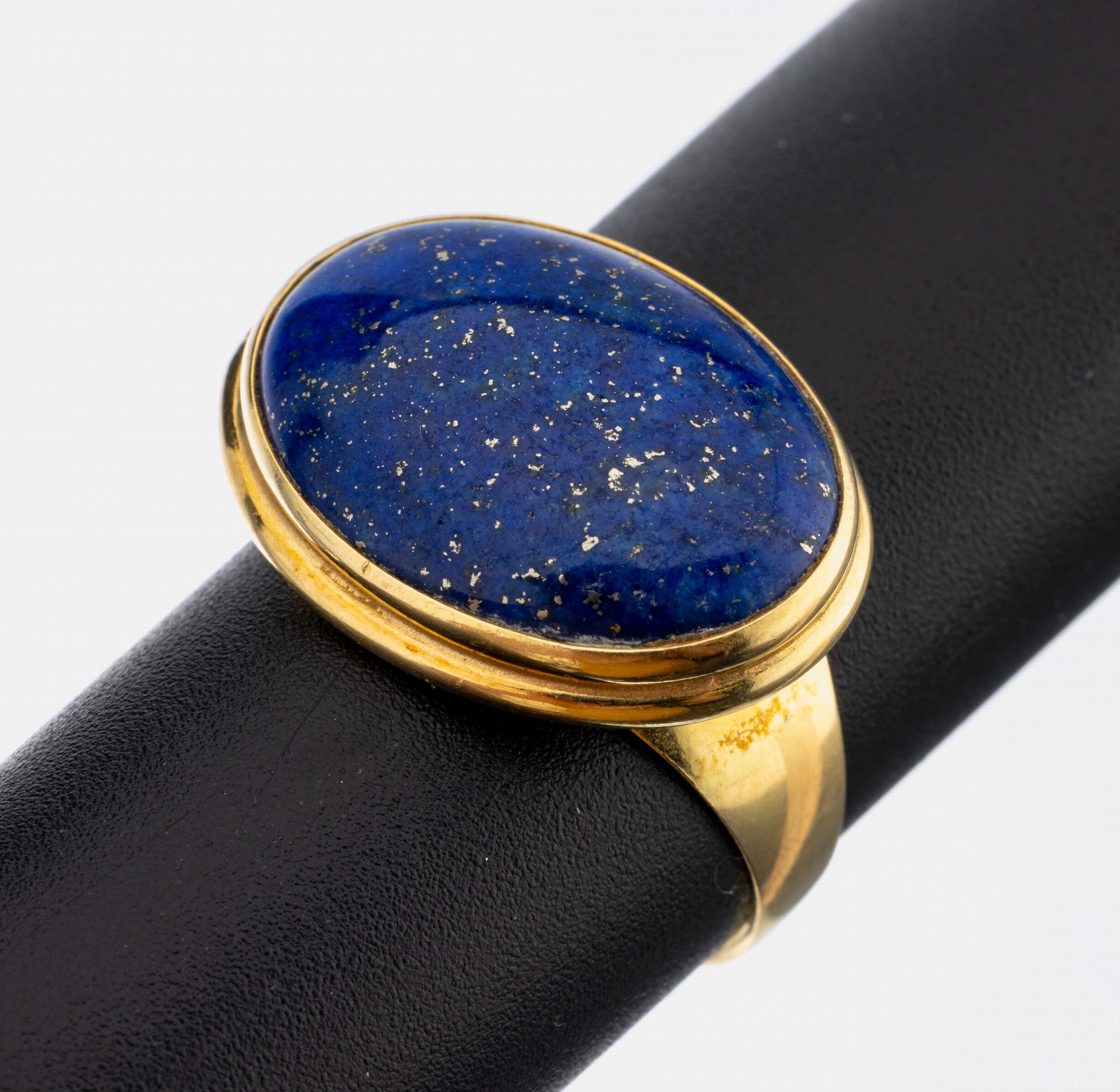 18 kt Gold Lapislazuli-Ring, GG 750/000, schlichte Gestaltung, ovaler Lapislazuli- Cabochon, Pyrit-Einschlüsse, RW 56, ca. 4.4 g