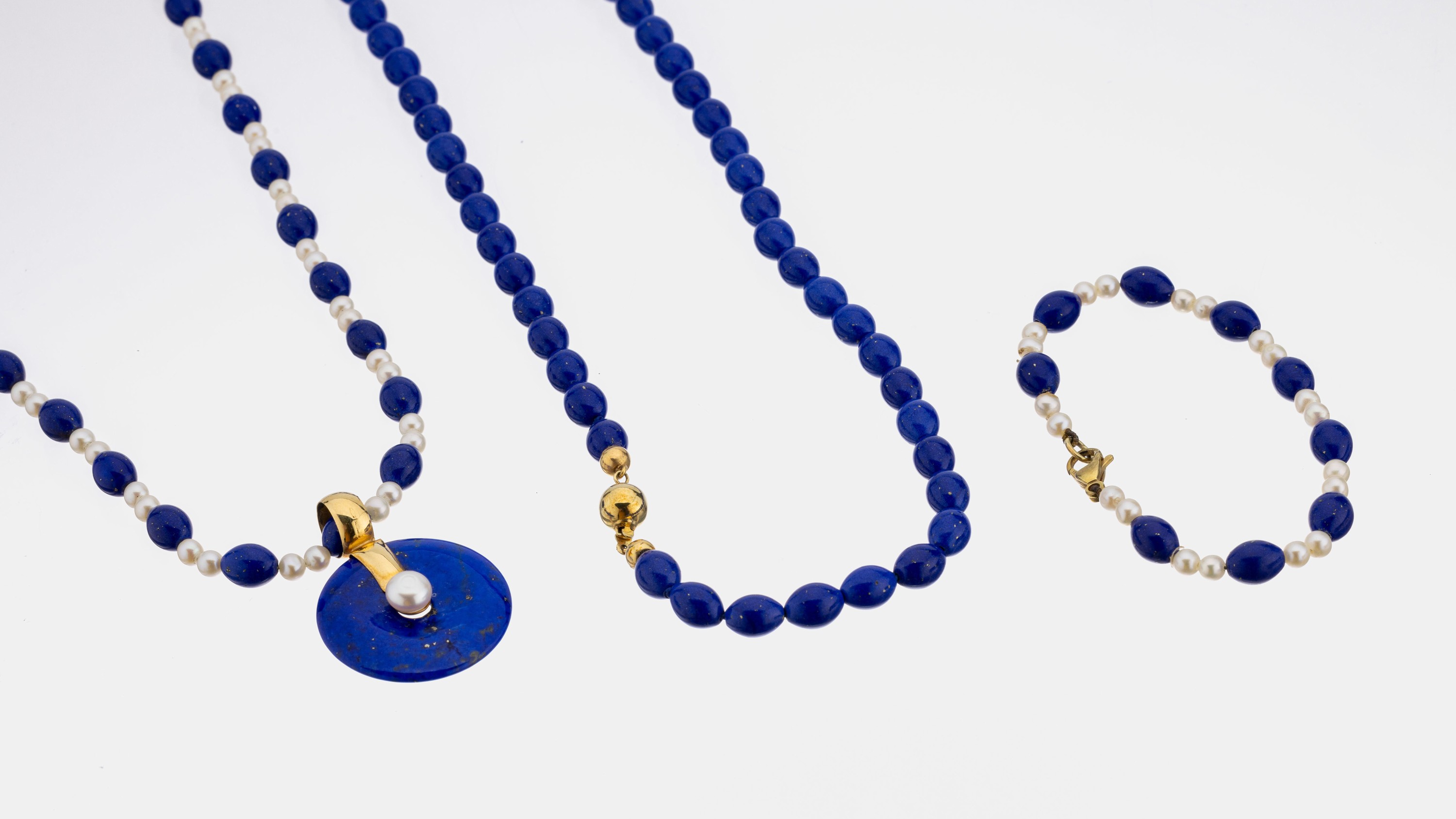 Lapislazuli-Perl-Schmuckset, best. aus: 1 Collier, L. ca. 66.5 cm, Lapislazuli-Oliven imWechsel mit Zuchtperlen, D. ca. 4.5 mm, mit Anhänger, runde ...