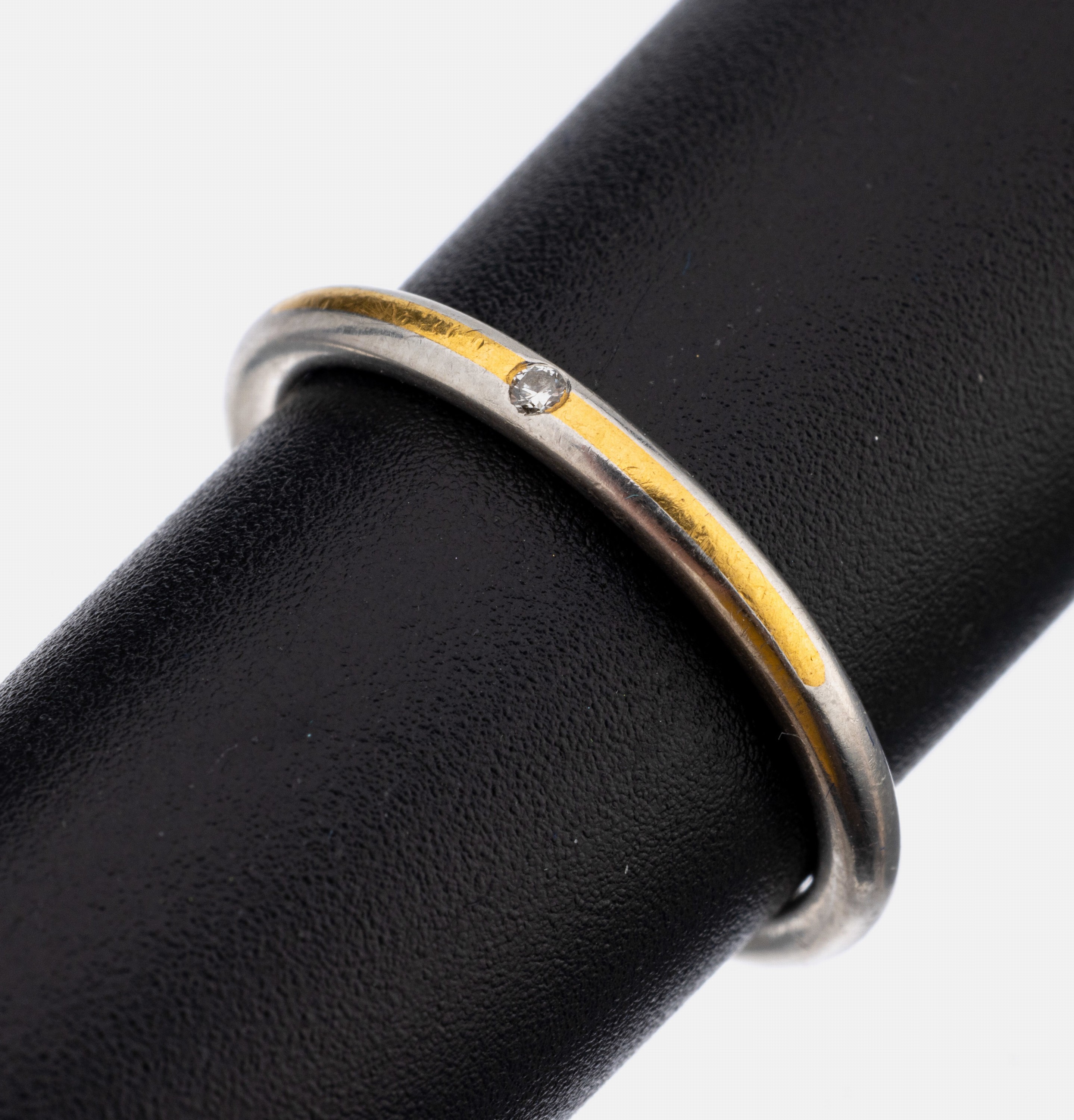 Platin Brillant-Ring, Pt 950/000, schlichteGestaltung mit GG Einlage, 1 Brillant ca. 0.01ct Weiß/p, RW 53, ca. 3.6 g