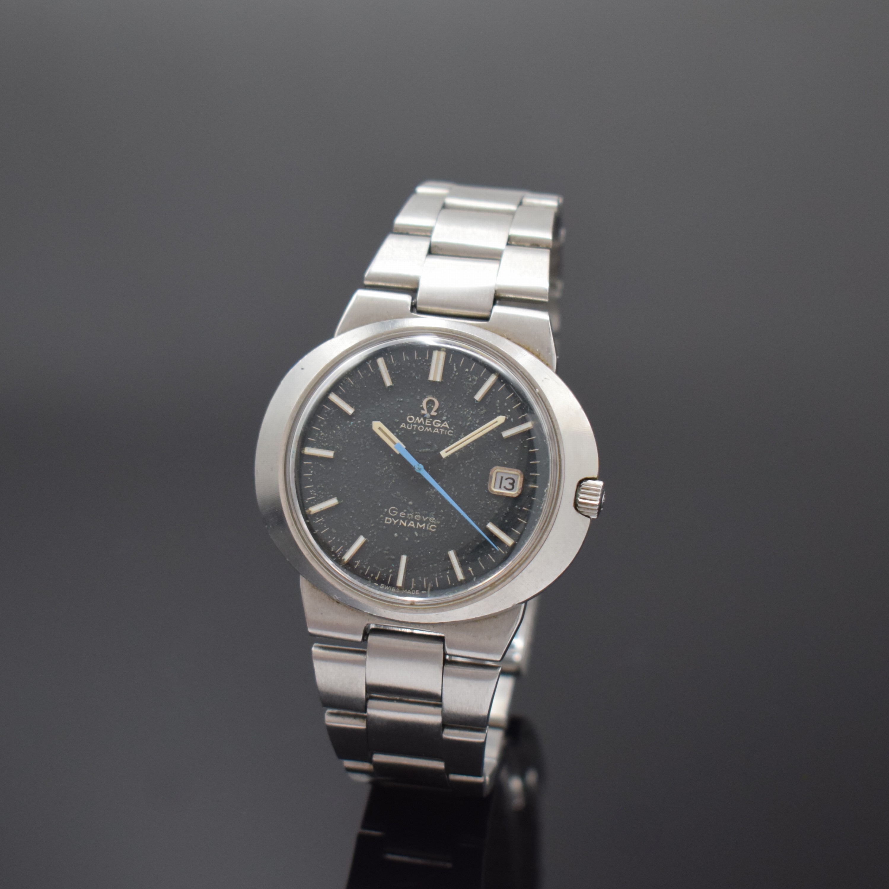 OMEGA Geneve Dynamic Herrenarmbanduhr, Schweiz um 1970, Automatik, Edelstahl Monocoque-Geh. inkl. orig. Gliederband m. Faltschl., grau-blaues ...