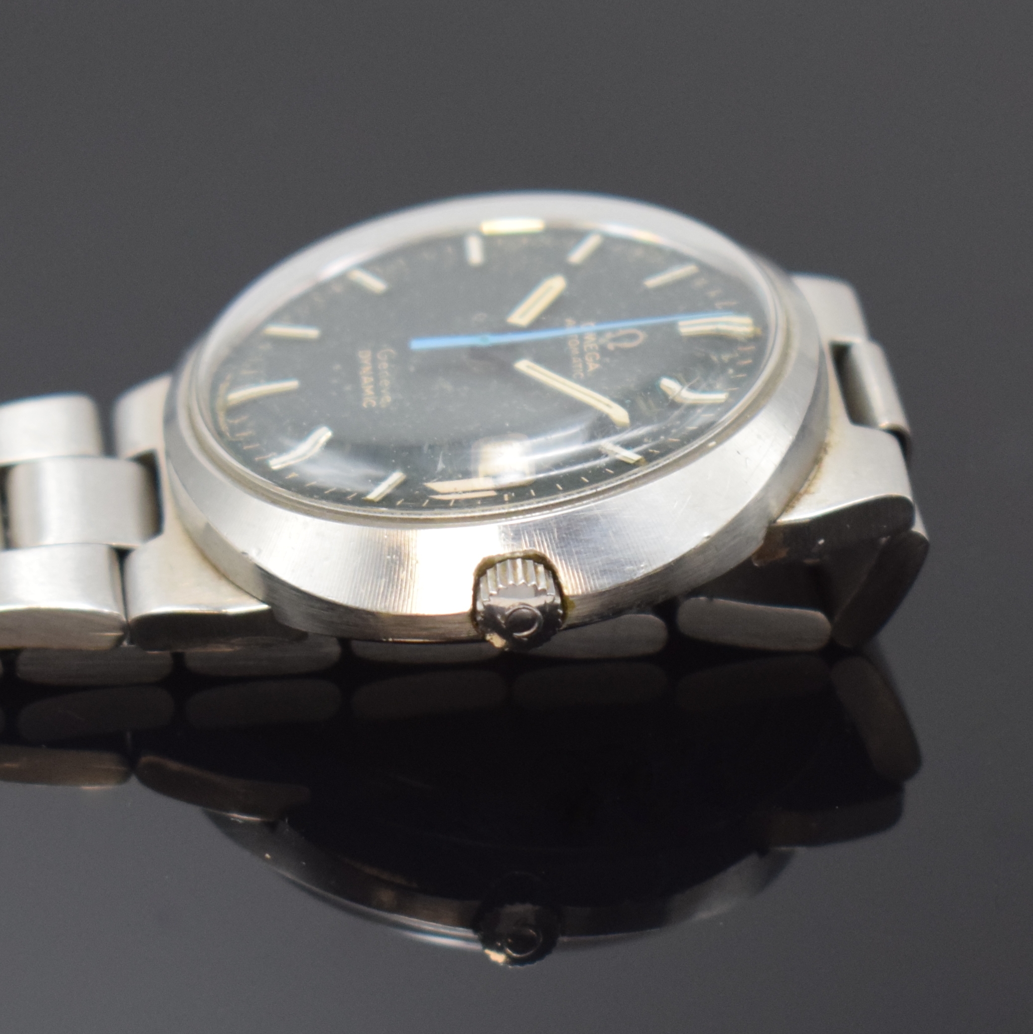 Detail c: OMEGA Geneve Dynamic Herrenarmbanduhr, Schweiz um 1970, Automatik, Edelstahl Monocoque-Geh. inkl. orig. Gliederband m. Faltschl., grau-blaues ...