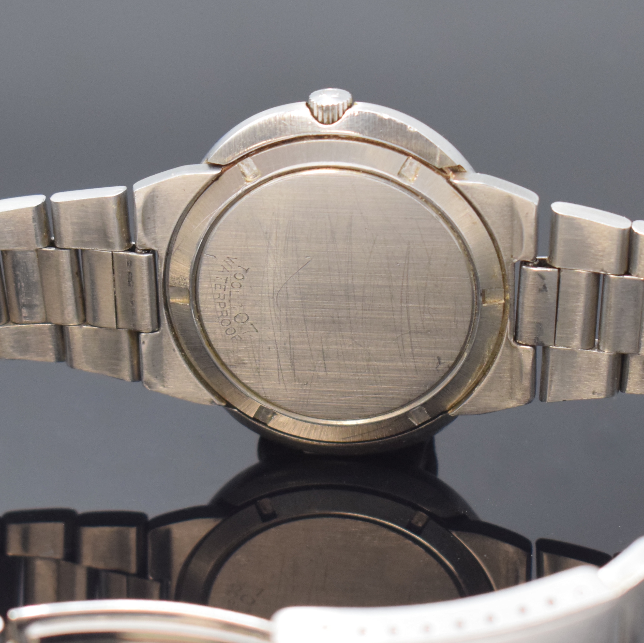 Detail d: OMEGA Geneve Dynamic Herrenarmbanduhr, Schweiz um 1970, Automatik, Edelstahl Monocoque-Geh. inkl. orig. Gliederband m. Faltschl., grau-blaues ...