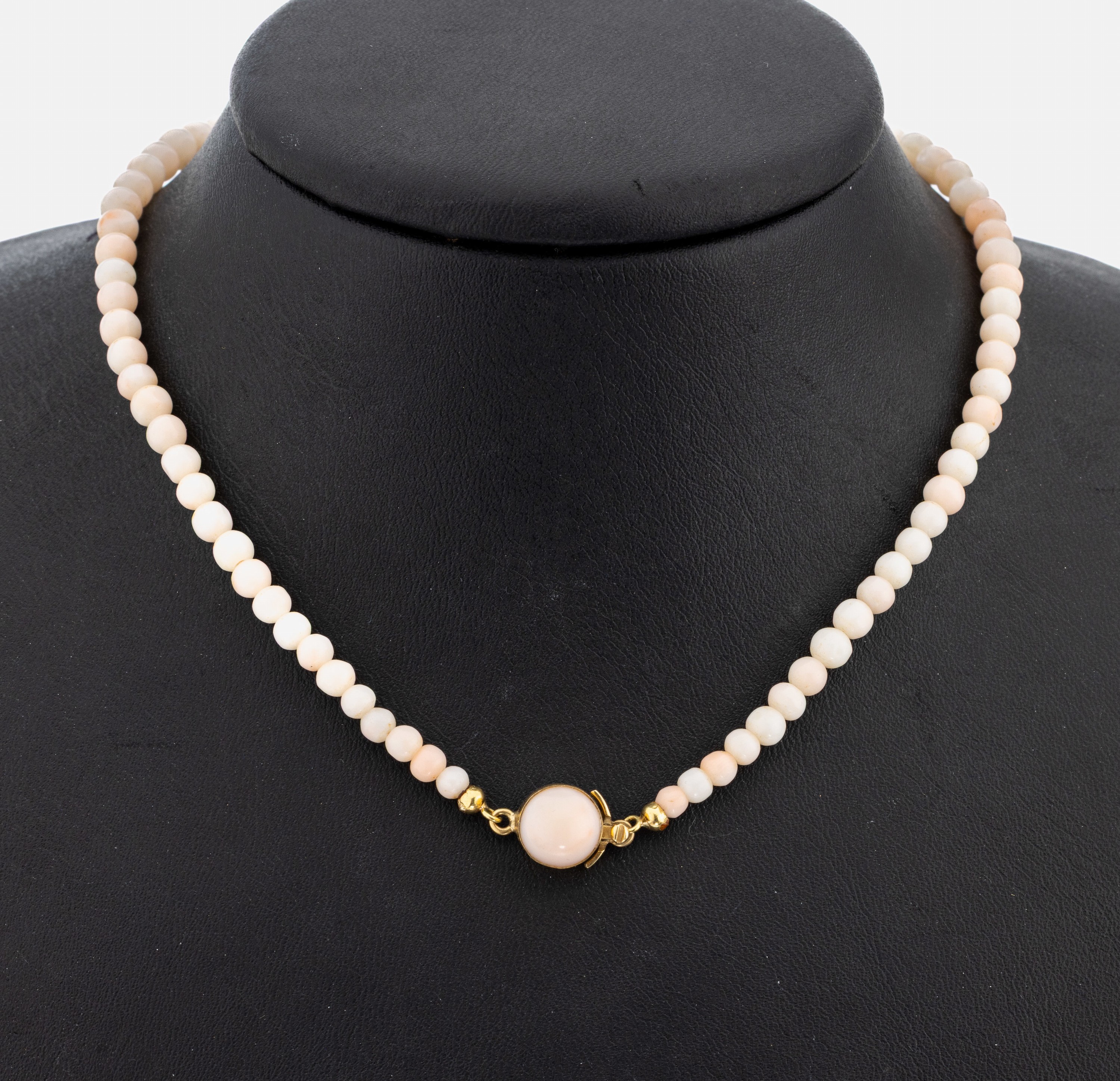Detail a: Korallen-Collier mit 18 kt Gold Schließe, GG 750/000, im Verlauf Engelhautkorallen -Kugeln, D. ca. 3.6-10.2 mm, L. ca. 63 cm, Kastenschließe, ...