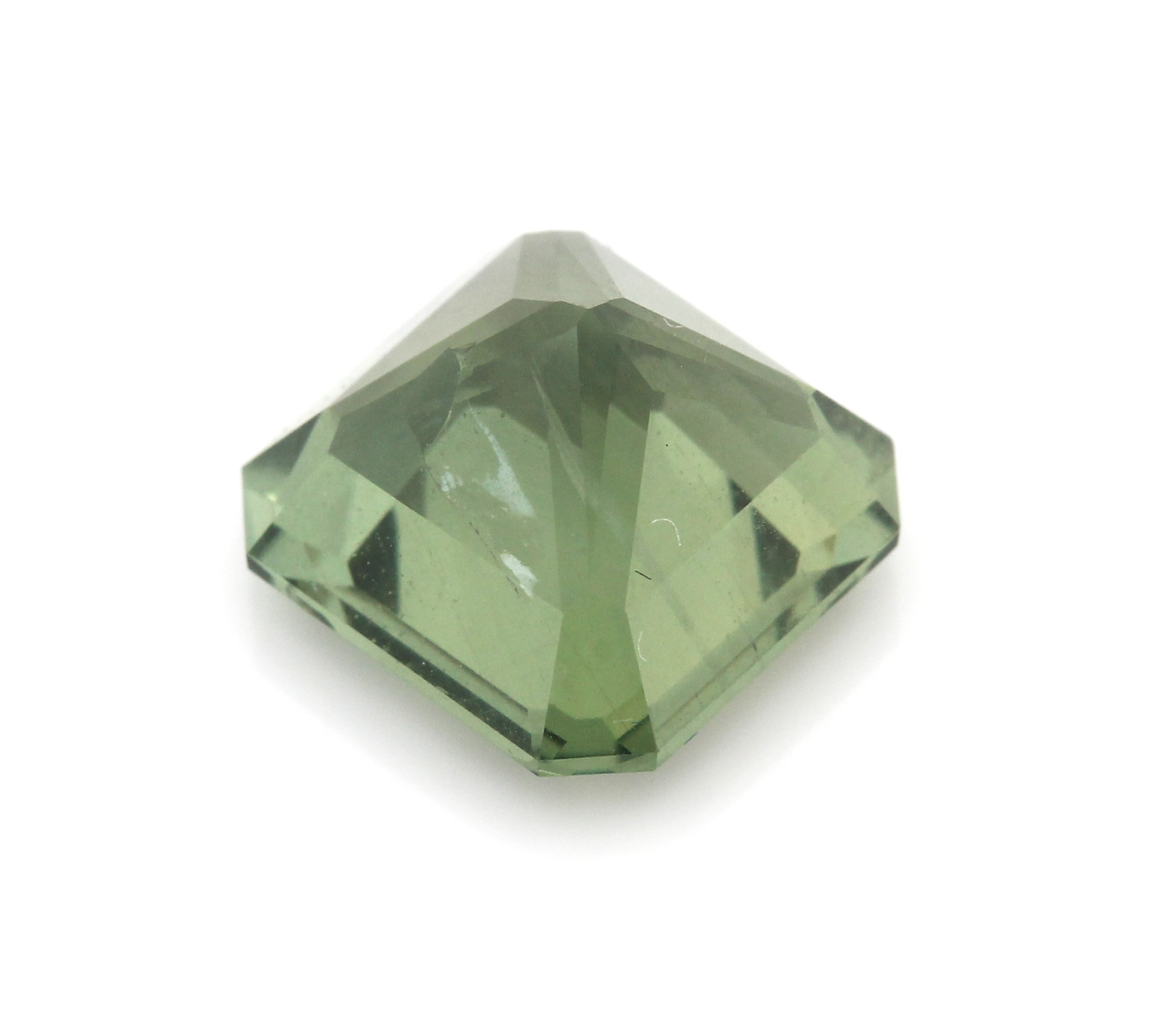 Detail a: Loser grüner Zirkon, ca. 4.40 ct, oktogonaler Treppenschliff, Unterseite m. Ausbruch