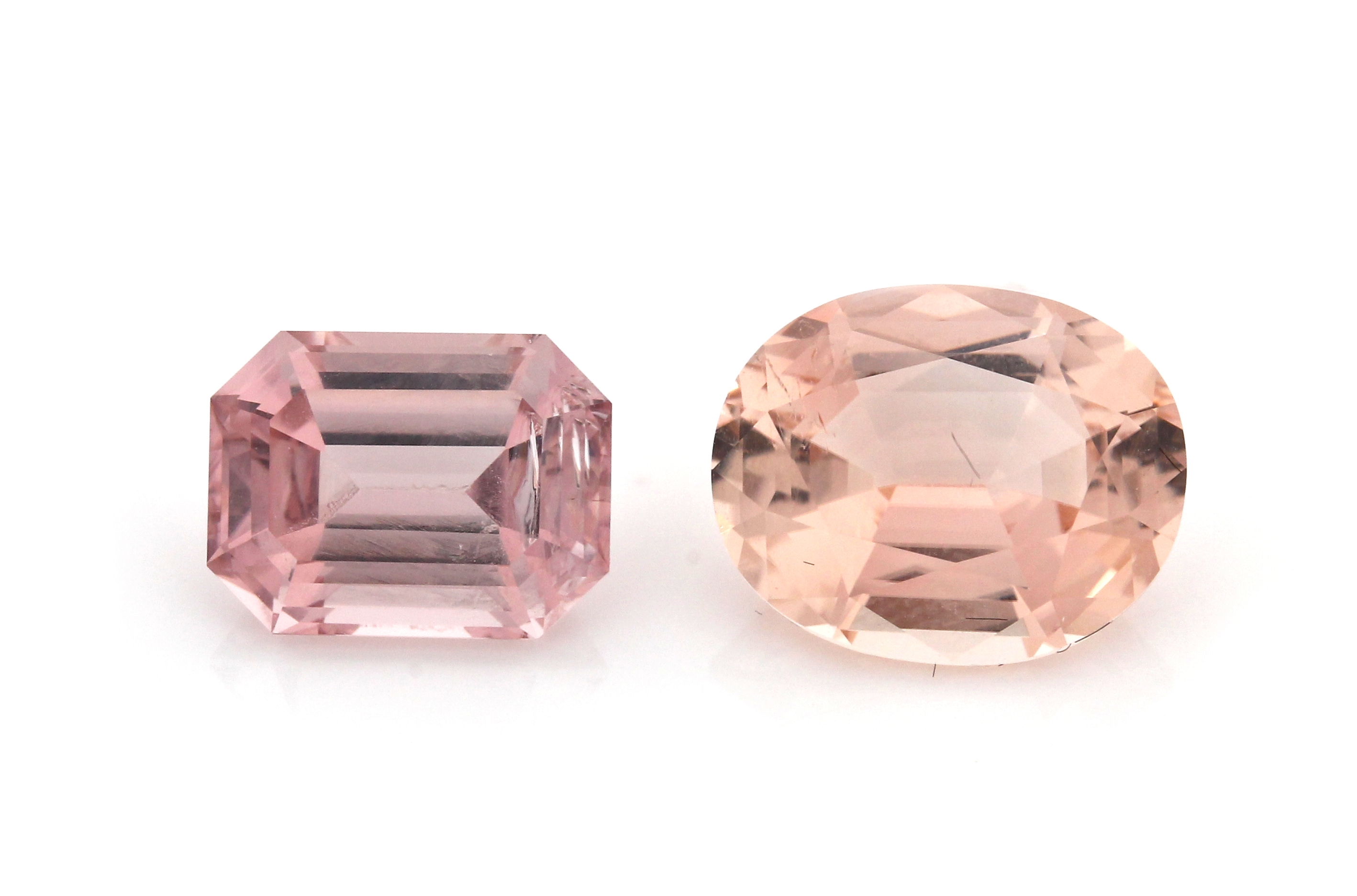 Lot 2 rosafarbene Turmaline zus. ca. 5.46 ct: 1 x ovalfacett. ca. 3.07 ct; 1 x oktogonaler Treppenschliff ca. 2.39 ct