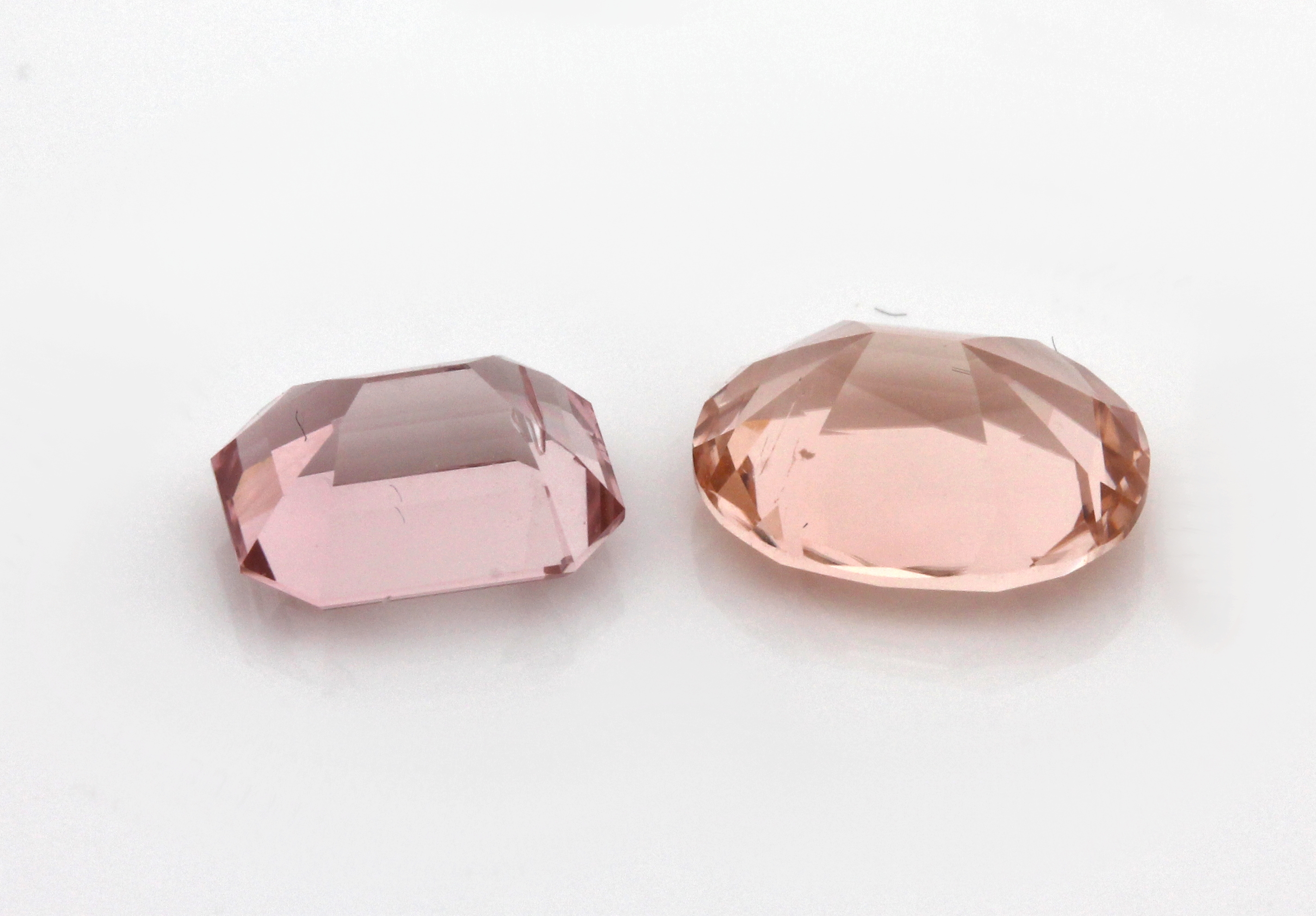 Detail a: Lot 2 rosafarbene Turmaline zus. ca. 5.46 ct: 1 x ovalfacett. ca. 3.07 ct; 1 x oktogonaler Treppenschliff ca. 2.39 ct