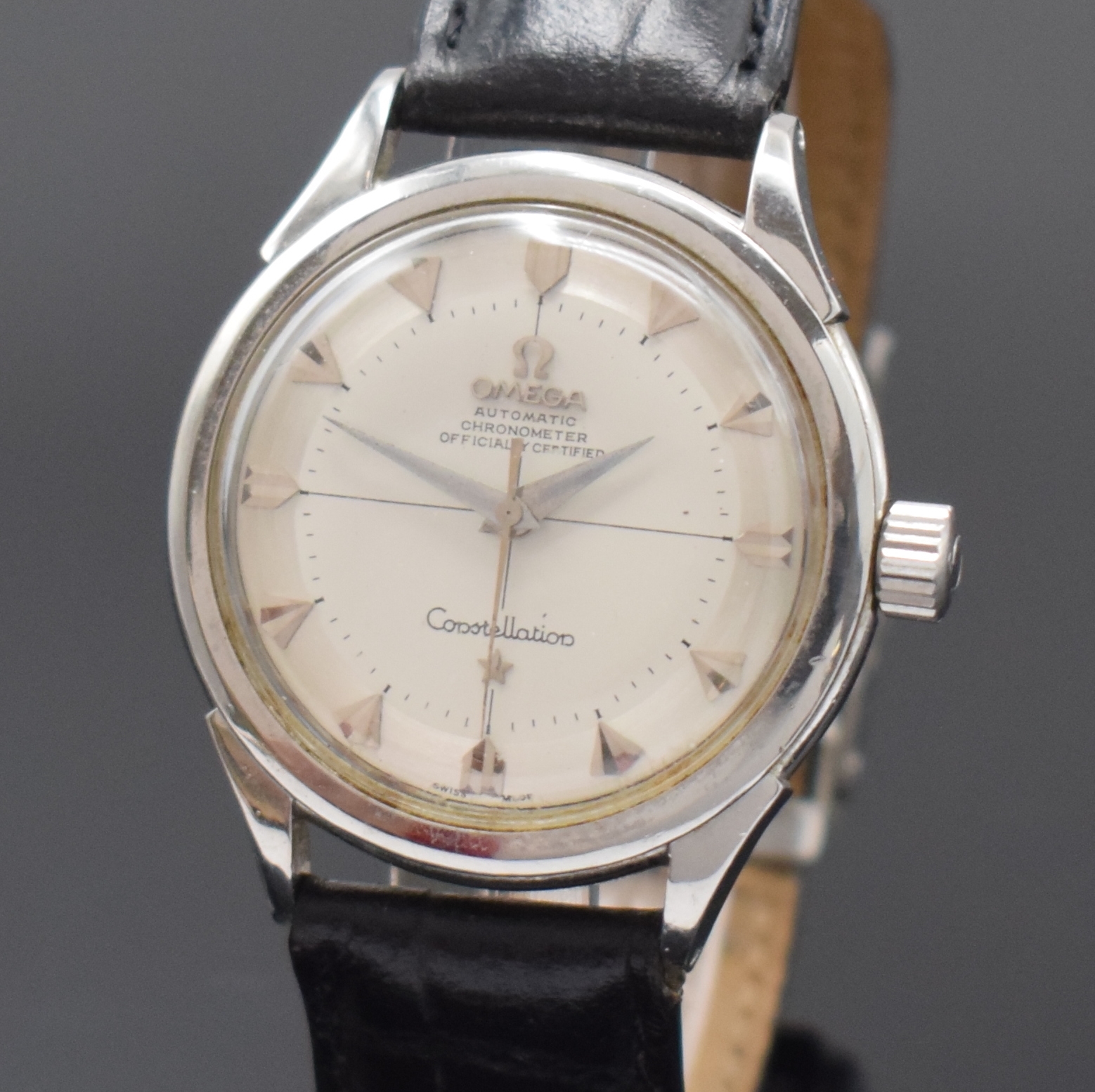 Detail a: OMEGA Constellation Herrenarmbanduhr Chronometer in Stahl Referenz 2852-5SC, Schweiz um 1956, Automatik, Boden aufgedr., silb. Duoton-Zifferbl. m. ...