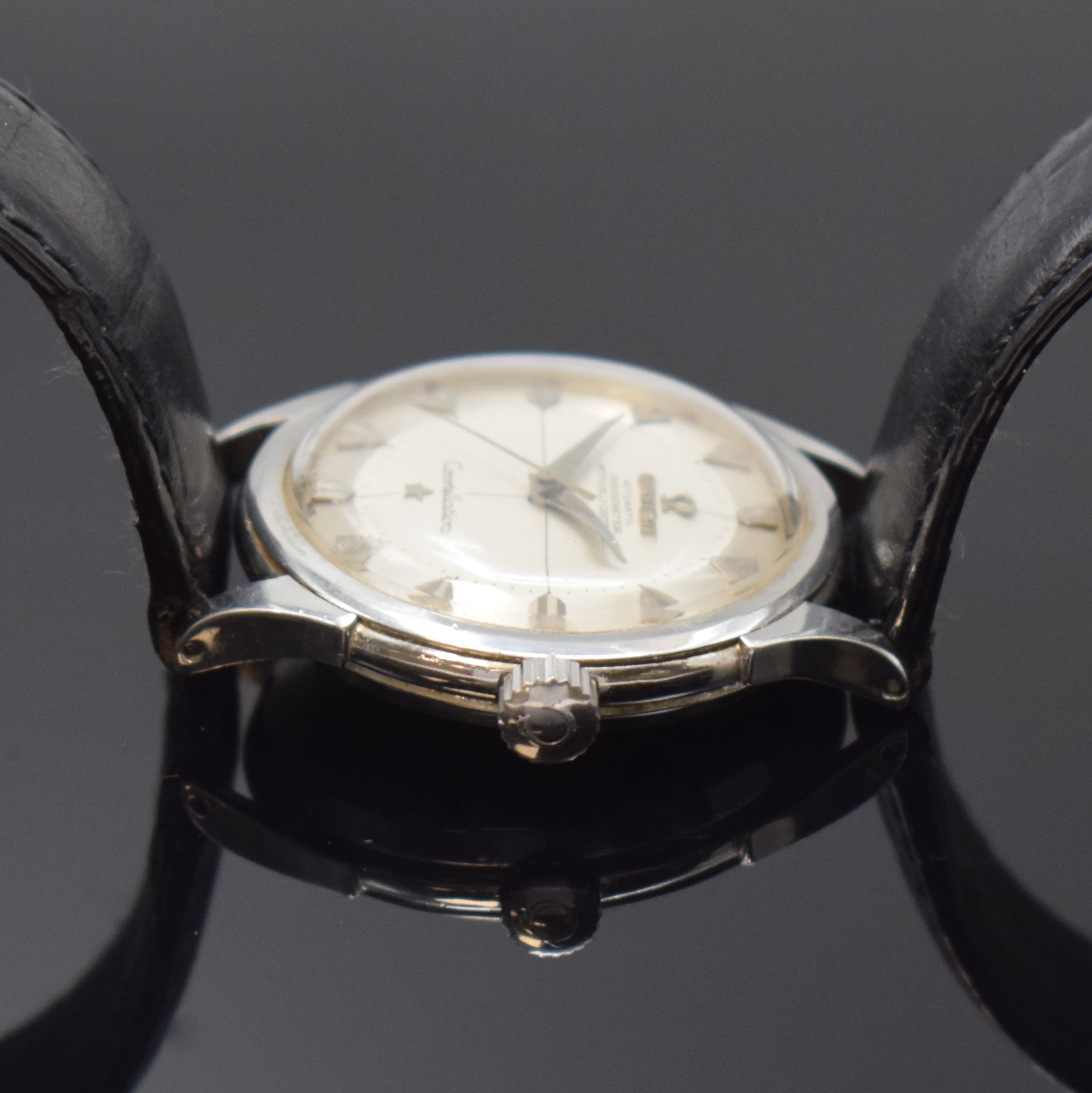 Detail b: OMEGA Constellation Herrenarmbanduhr Chronometer in Stahl Referenz 2852-5SC, Schweiz um 1956, Automatik, Boden aufgedr., silb. Duoton-Zifferbl. m. ...