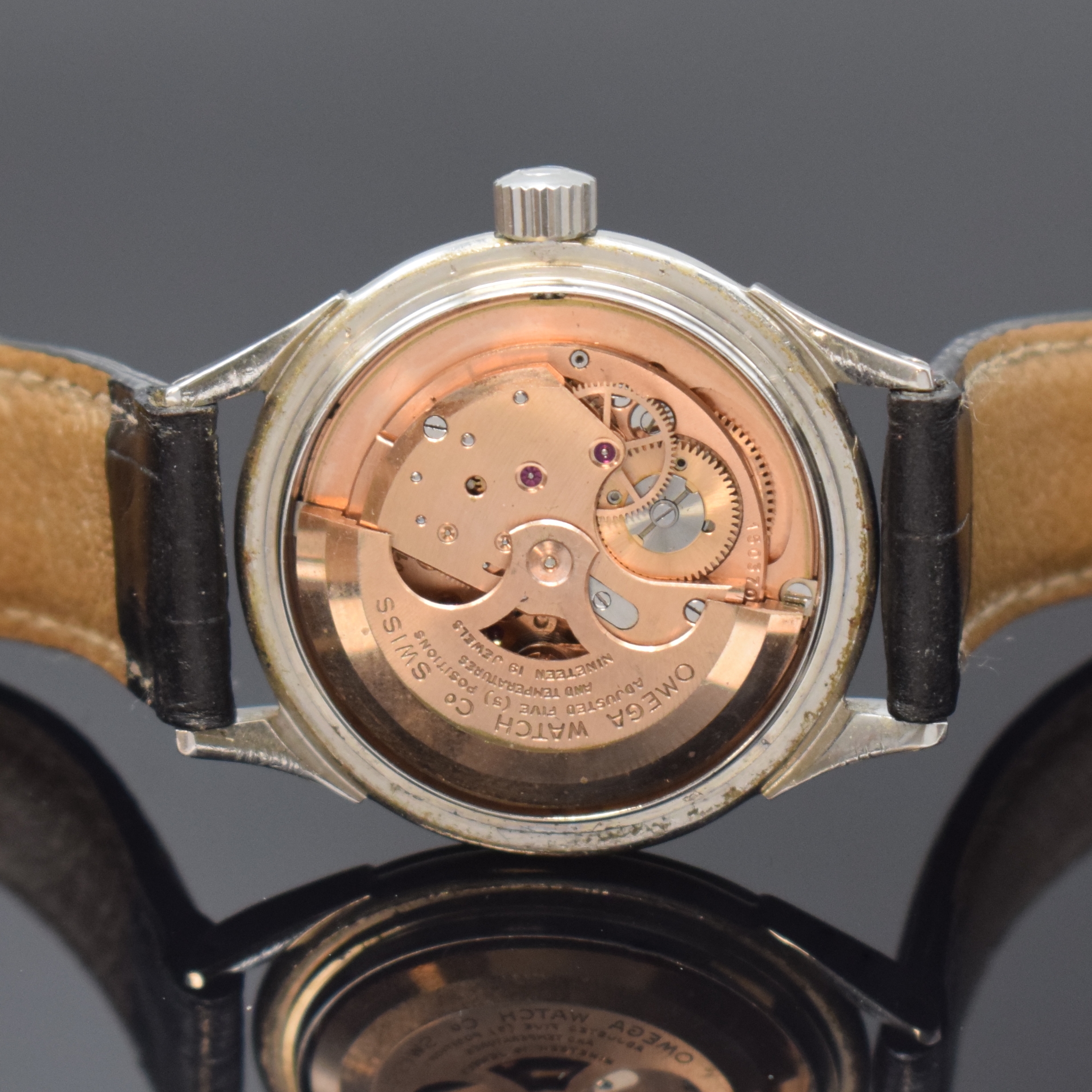 Detail d: OMEGA Constellation Herrenarmbanduhr Chronometer in Stahl Referenz 2852-5SC, Schweiz um 1956, Automatik, Boden aufgedr., silb. Duoton-Zifferbl. m. ...