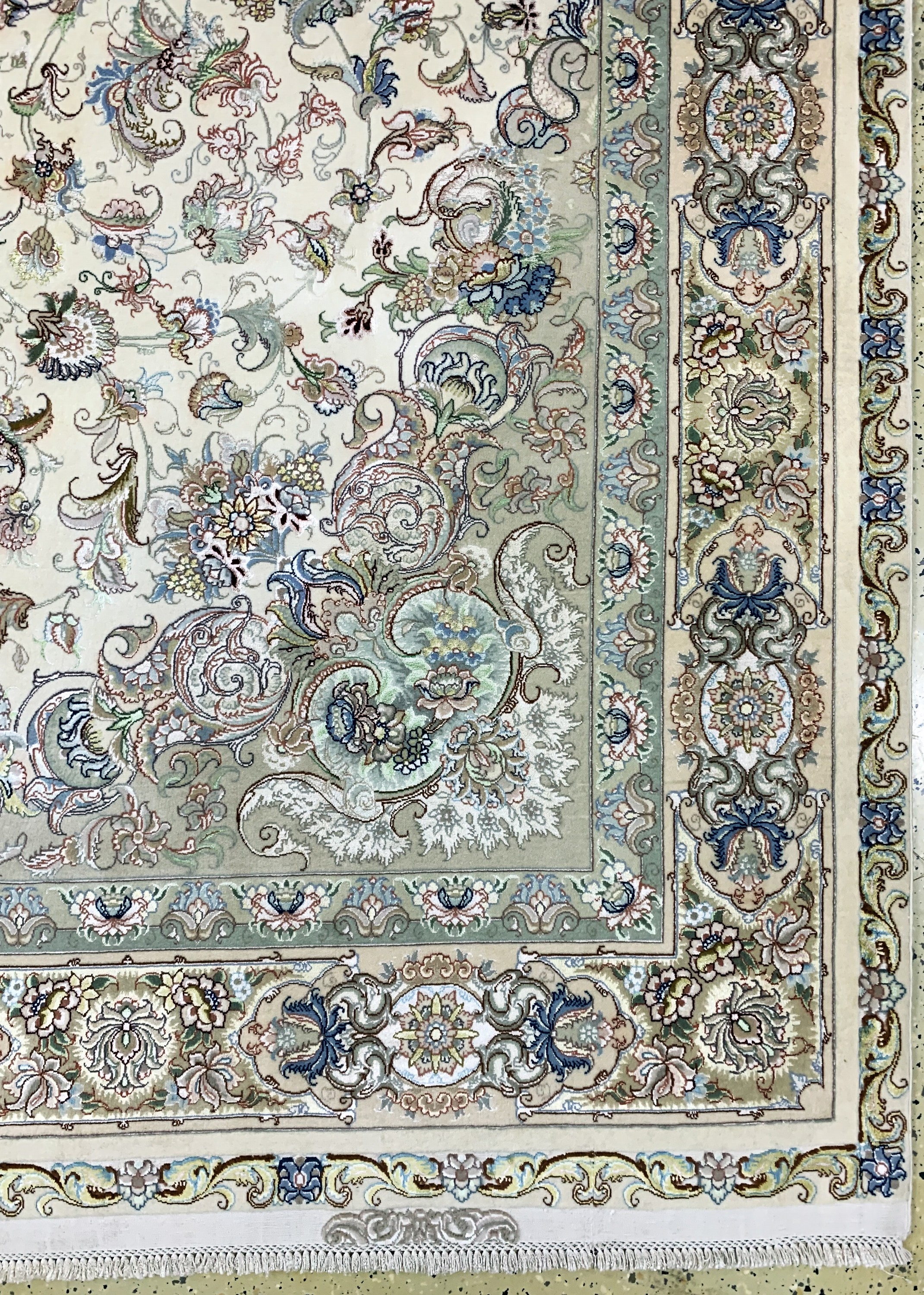 Detail a: Täbriz fein(60 Raj), Persien, Mitte 20.Jhd,Korkwolle mit und auf Seide, ca. 340 x 235 cm,ca. 640.000 Kn/qm, EHZ: 2(fleckig)