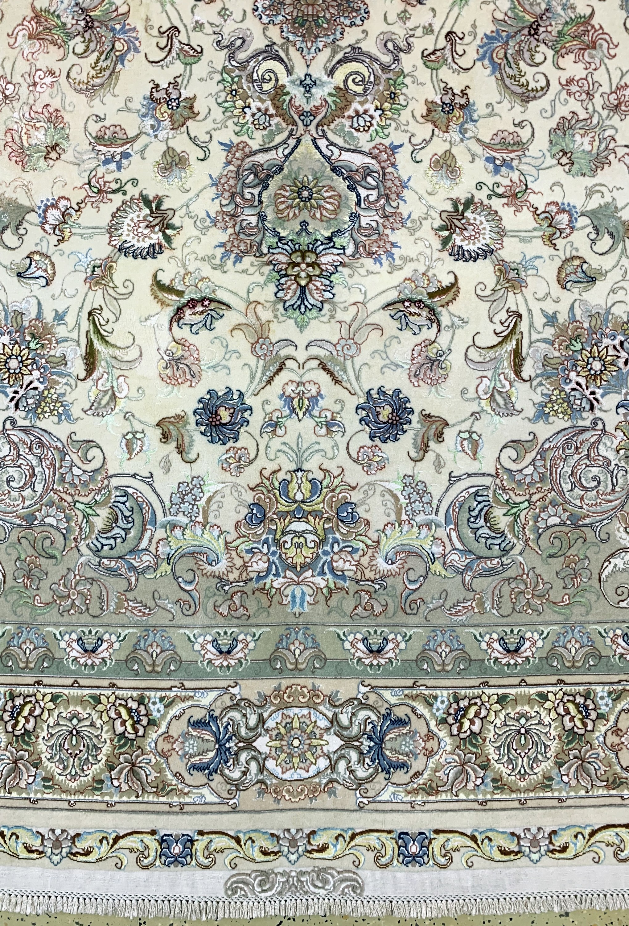 Detail b: Täbriz fein(60 Raj), Persien, Mitte 20.Jhd,Korkwolle mit und auf Seide, ca. 340 x 235 cm,ca. 640.000 Kn/qm, EHZ: 2(fleckig)