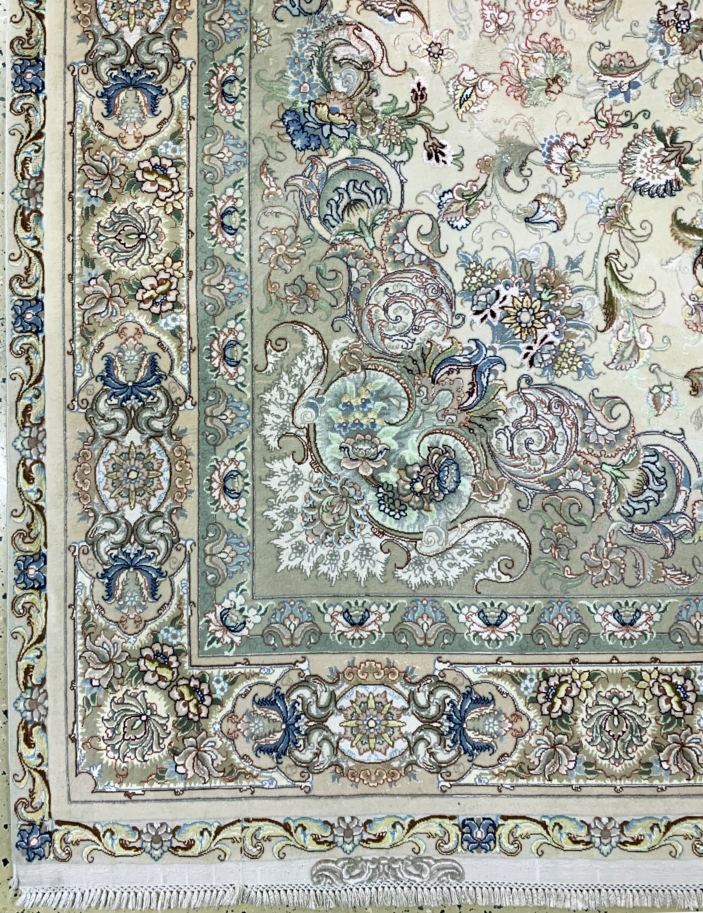 Detail c: Täbriz fein(60 Raj), Persien, Mitte 20.Jhd,Korkwolle mit und auf Seide, ca. 340 x 235 cm,ca. 640.000 Kn/qm, EHZ: 2(fleckig)