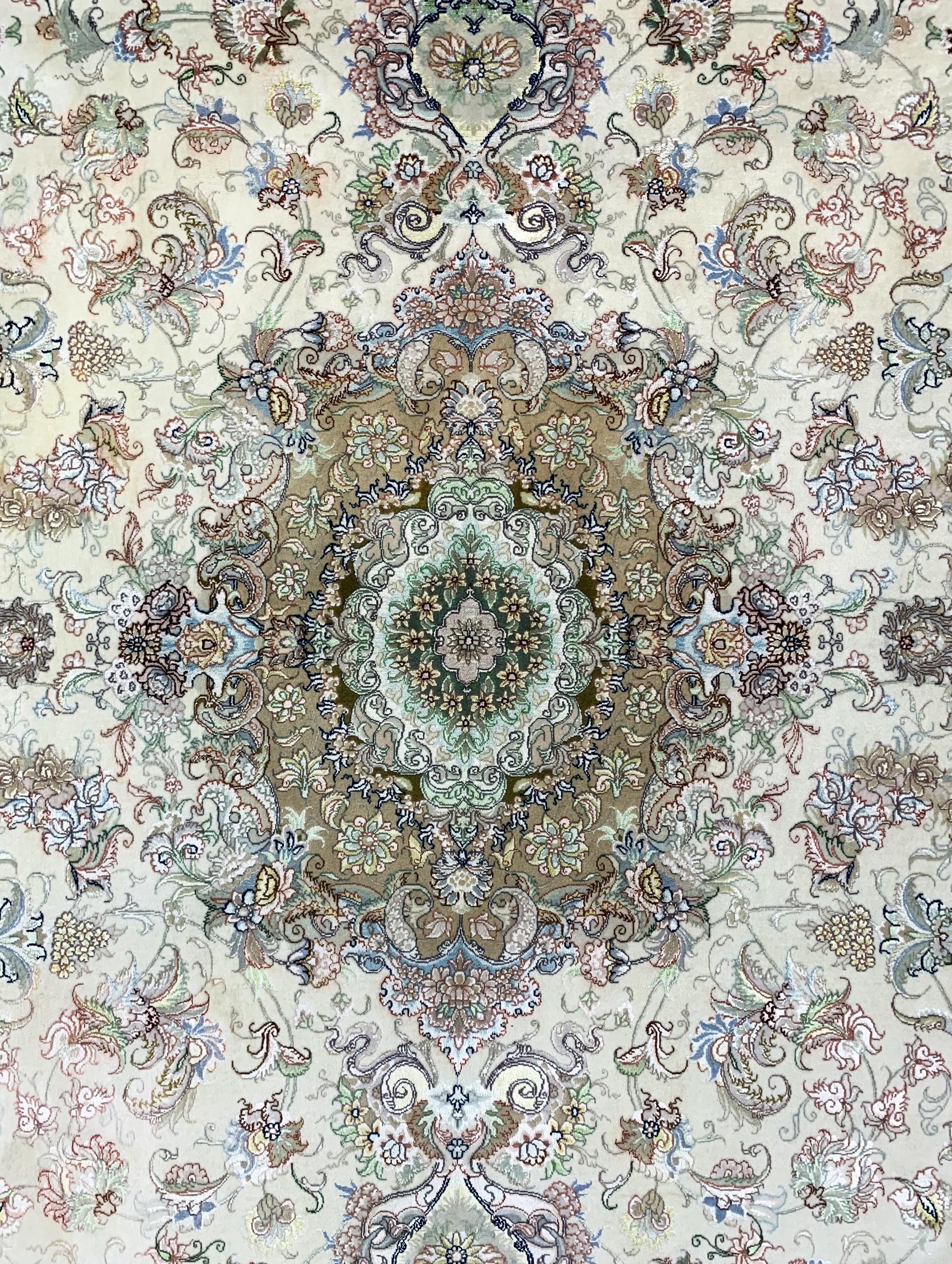 Detail d: Täbriz fein(60 Raj), Persien, Mitte 20.Jhd,Korkwolle mit und auf Seide, ca. 340 x 235 cm,ca. 640.000 Kn/qm, EHZ: 2(fleckig)