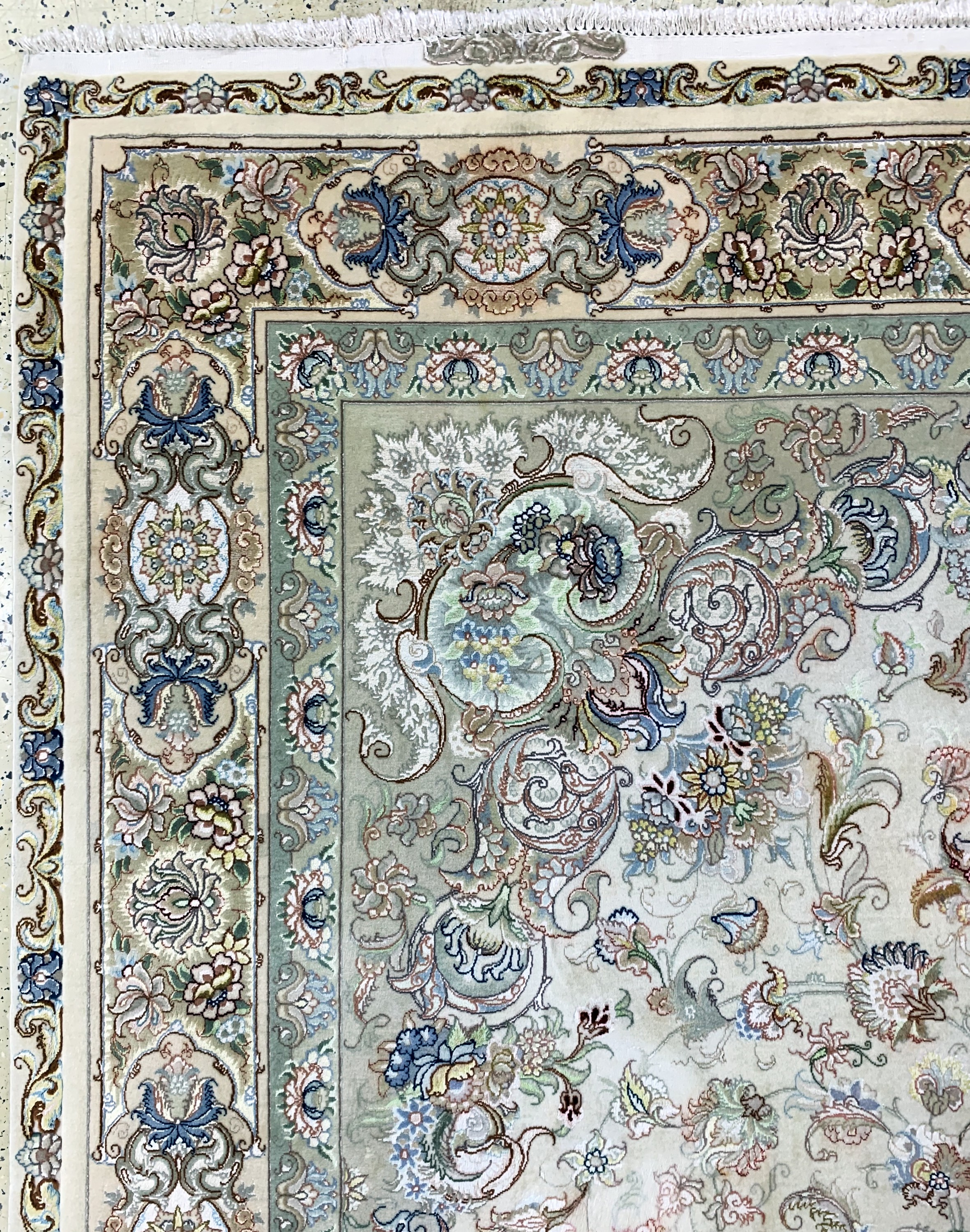 Detail e: Täbriz fein(60 Raj), Persien, Mitte 20.Jhd,Korkwolle mit und auf Seide, ca. 340 x 235 cm,ca. 640.000 Kn/qm, EHZ: 2(fleckig)