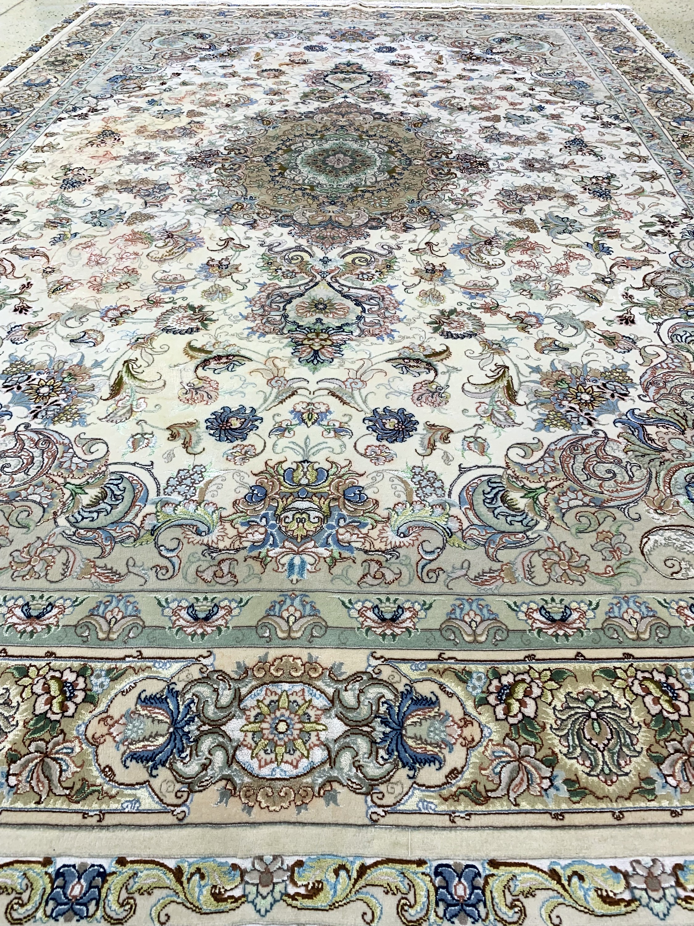 Detail h: Täbriz fein(60 Raj), Persien, Mitte 20.Jhd,Korkwolle mit und auf Seide, ca. 340 x 235 cm,ca. 640.000 Kn/qm, EHZ: 2(fleckig)