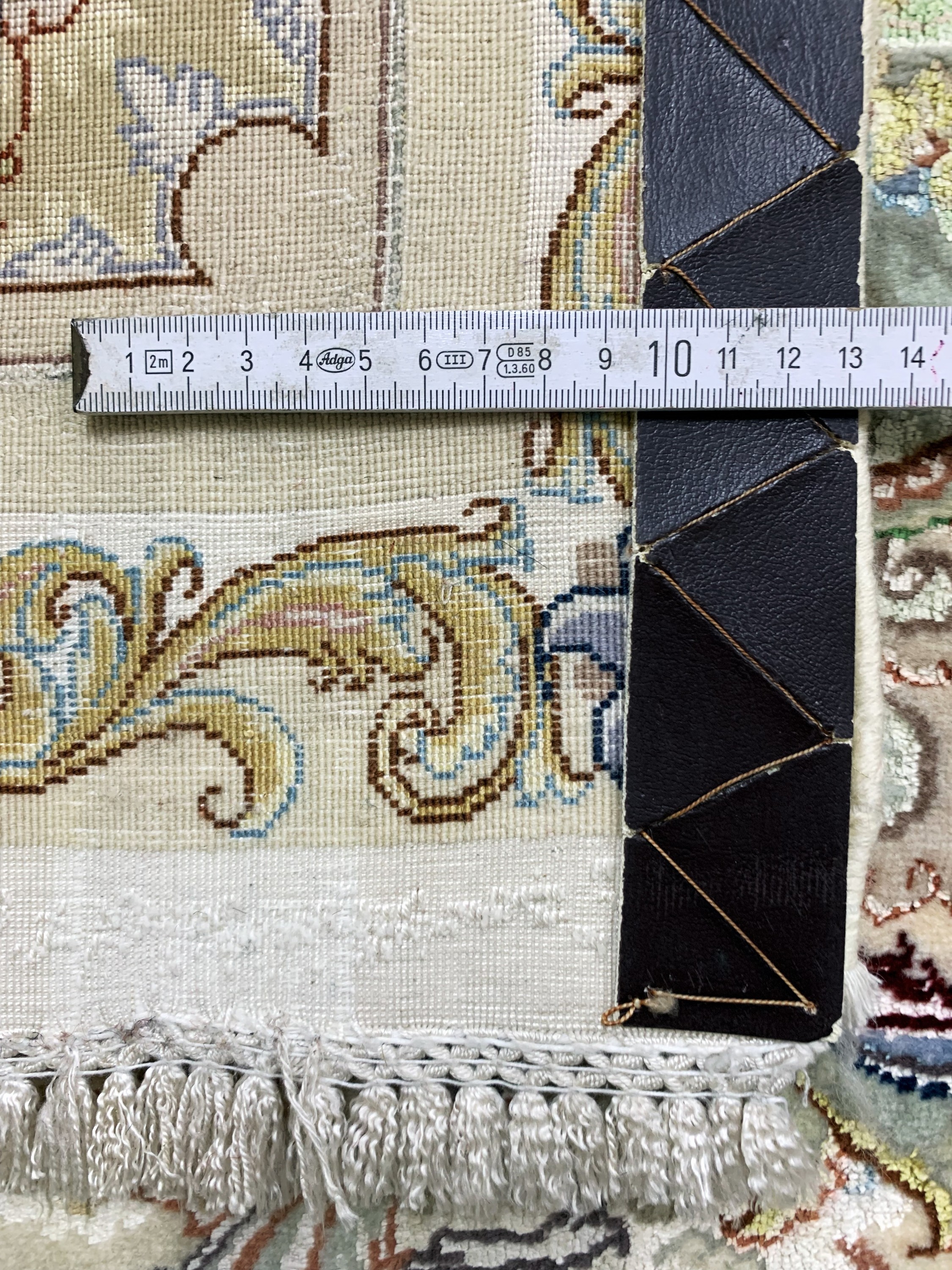 Detail i: Täbriz fein(60 Raj), Persien, Mitte 20.Jhd,Korkwolle mit und auf Seide, ca. 340 x 235 cm,ca. 640.000 Kn/qm, EHZ: 2(fleckig)
