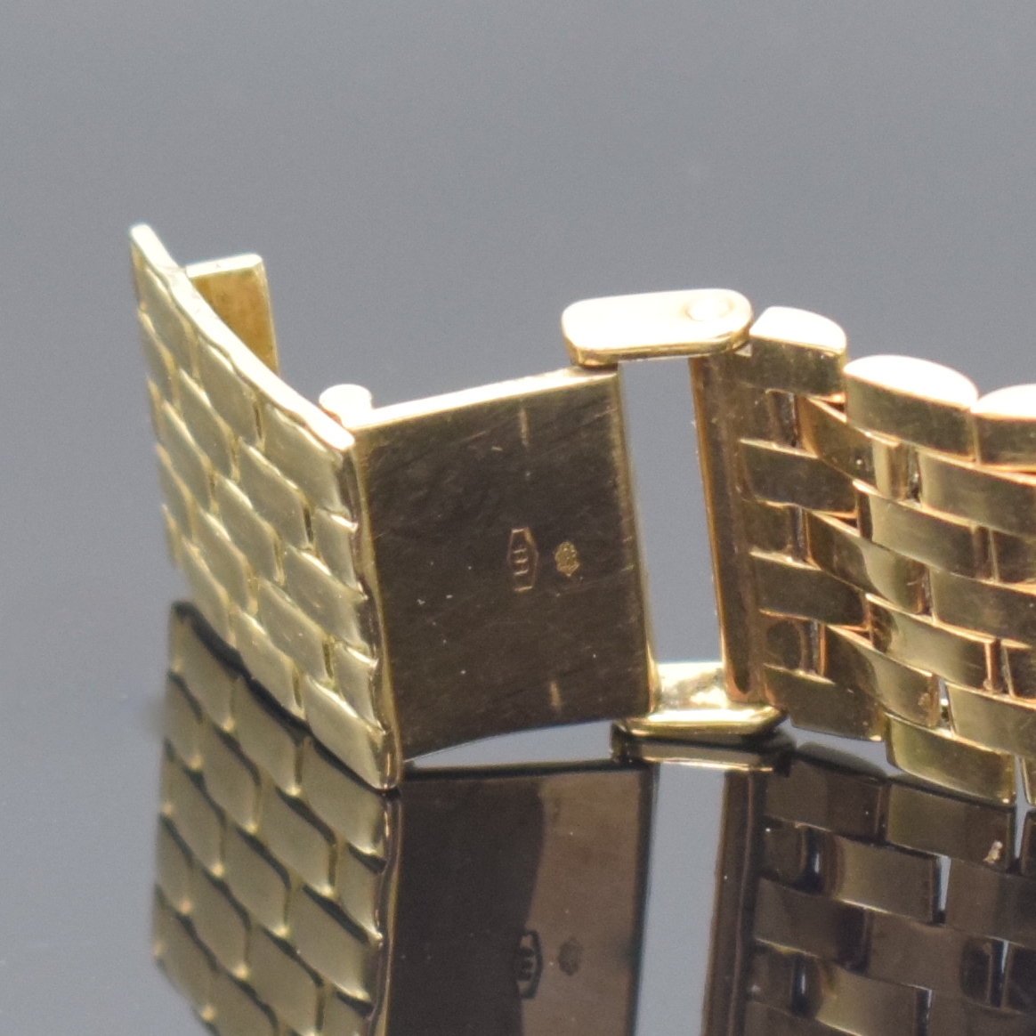 Detail b: JEAN COMO auf 498 Stück imitierte Armbanduhr in GG 585/000, Schweiz um 1980, quarz, Goldband, Boden aufgedr., weißes Zifferbl. m. röm. Zahlen, ...