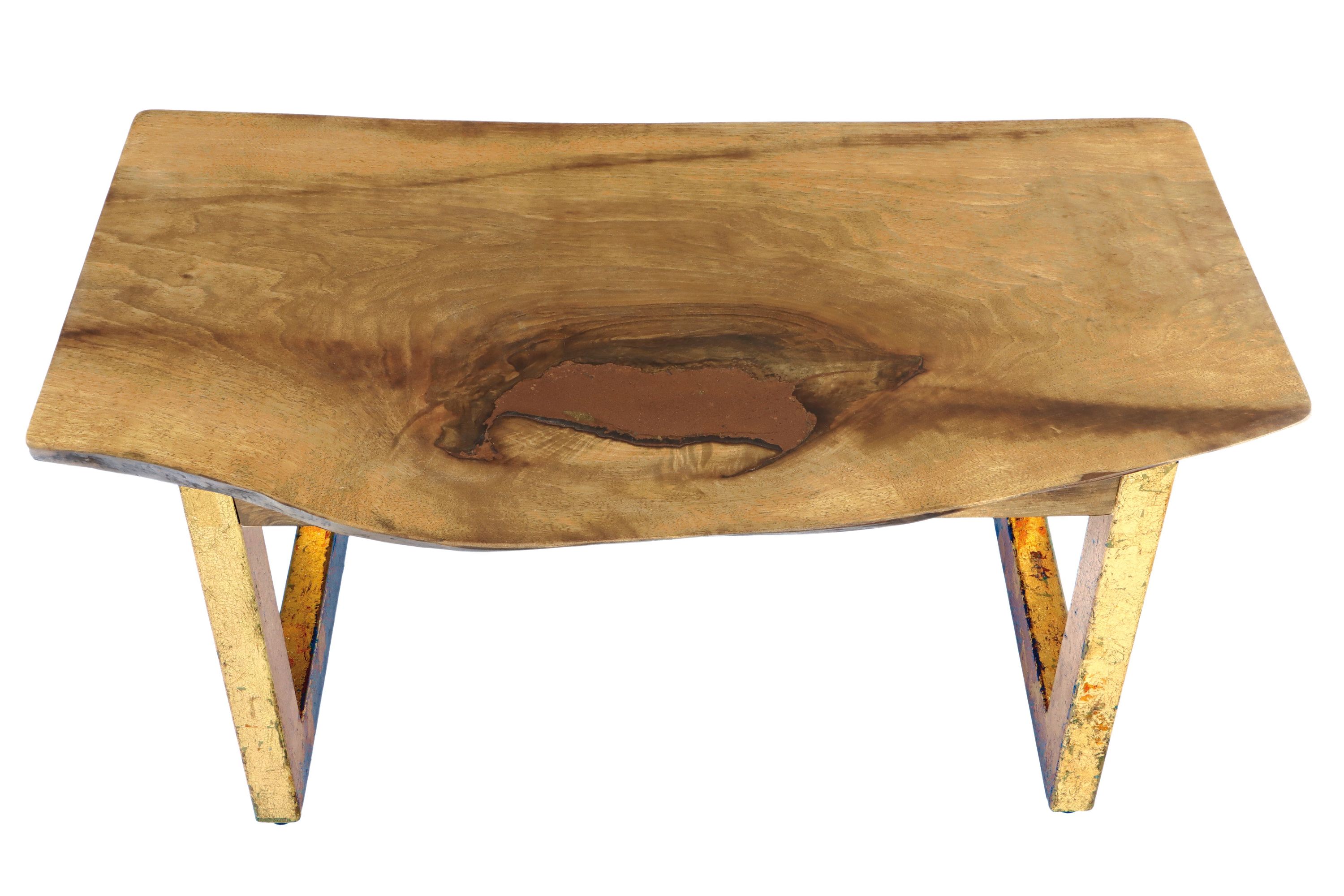 Detail a: Wohnzimmertisch, Nußbaumholz, ausgegossen mit Epoxidharz, naturgeölt, Tischbeine aus verzinktem Stahl, Kupfer-Finish grundiert u. von Hand ...