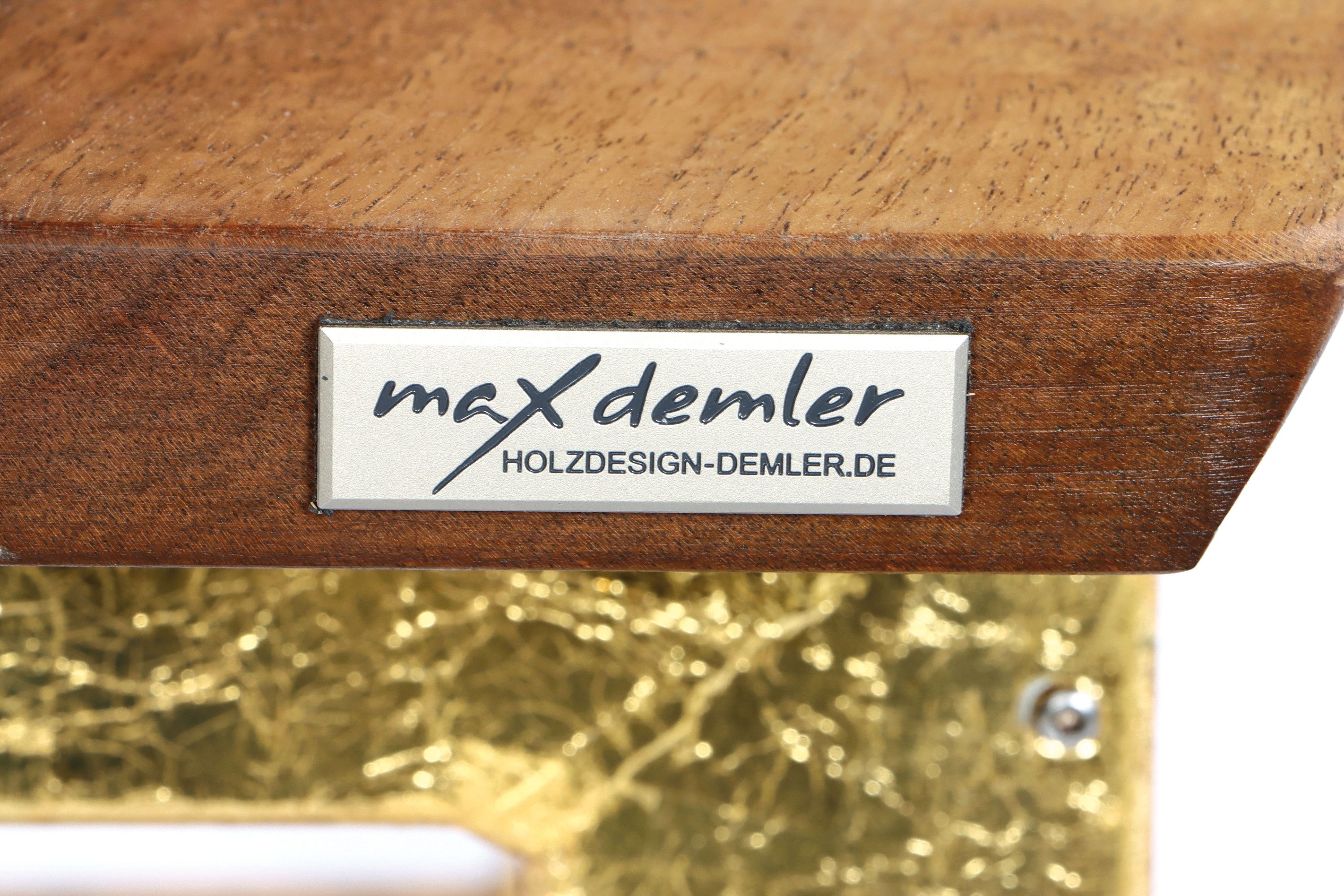 Detail b: Wohnzimmertisch, Nußbaumholz, ausgegossen mit Epoxidharz, naturgeölt, Tischbeine aus verzinktem Stahl, Kupfer-Finish grundiert u. von Hand ...