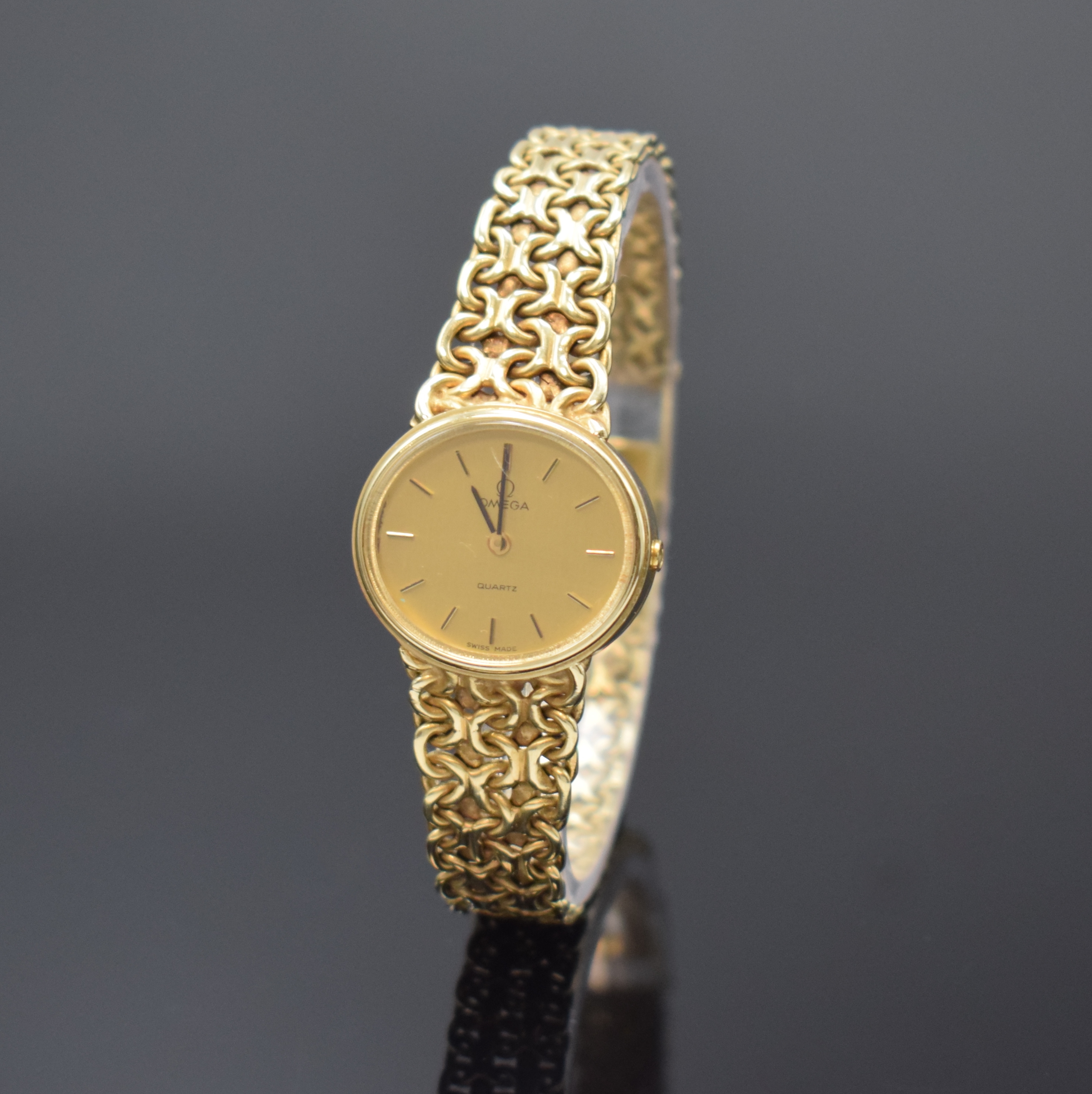 OMEGA Damenarmbanduhr in GG 585/000 Referenz 591.0022, Schweiz um 1975, quarz, orig. Goldband, Boden aufgedr., gold. Zifferbl. m. aufgel. Std.-Ind., ...
