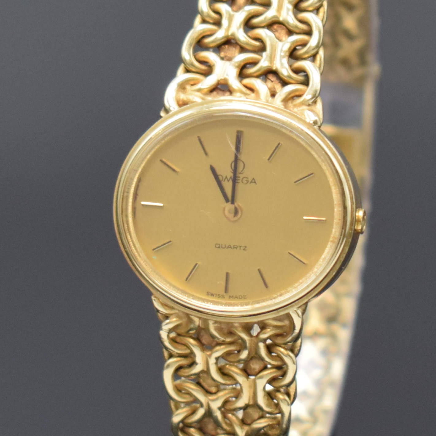 Detail a: OMEGA Damenarmbanduhr in GG 585/000 Referenz 591.0022, Schweiz um 1975, quarz, orig. Goldband, Boden aufgedr., gold. Zifferbl. m. aufgel. Std.-Ind., ...